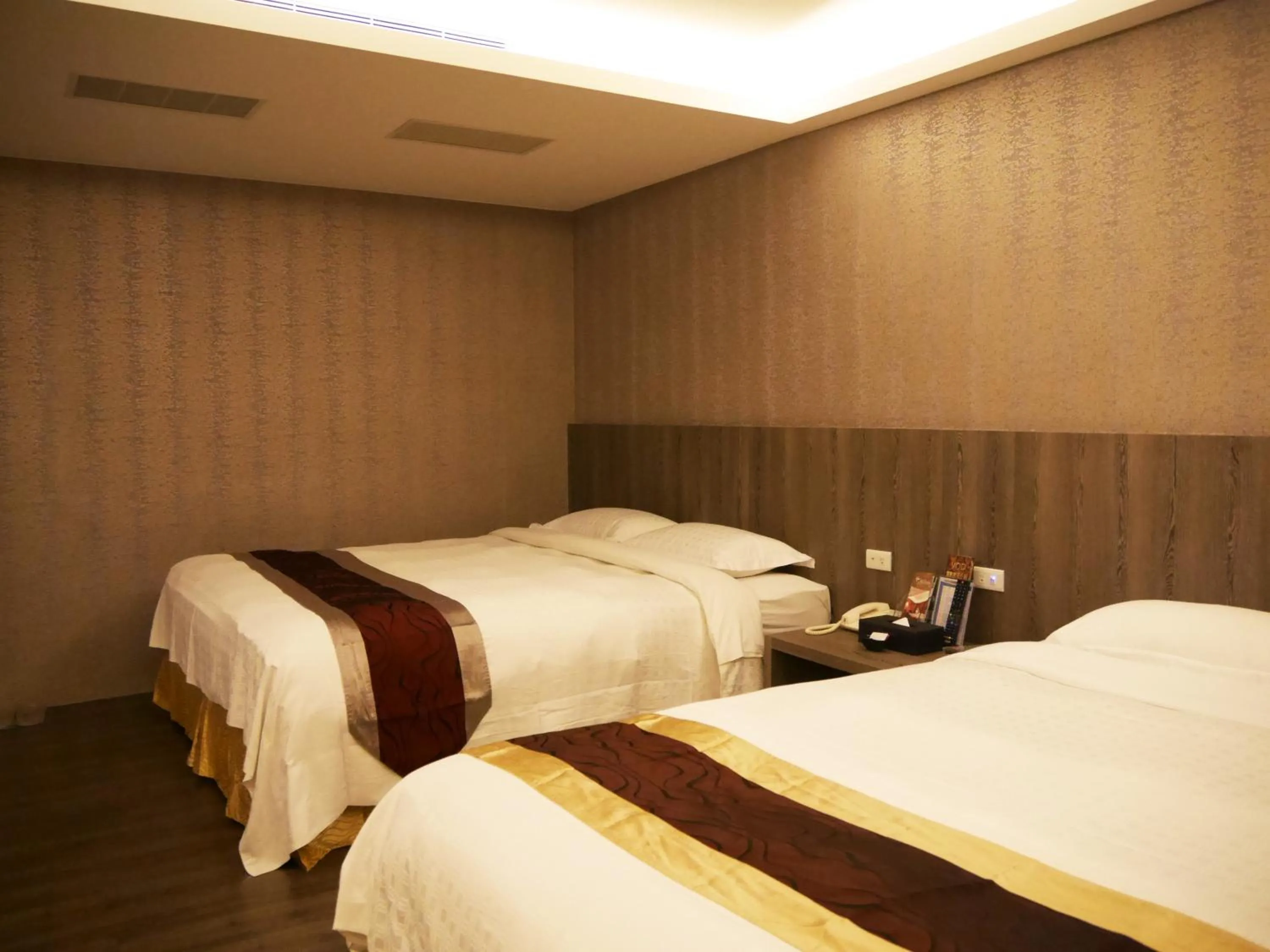 Photo of the whole room, Bed in Refinement Motel