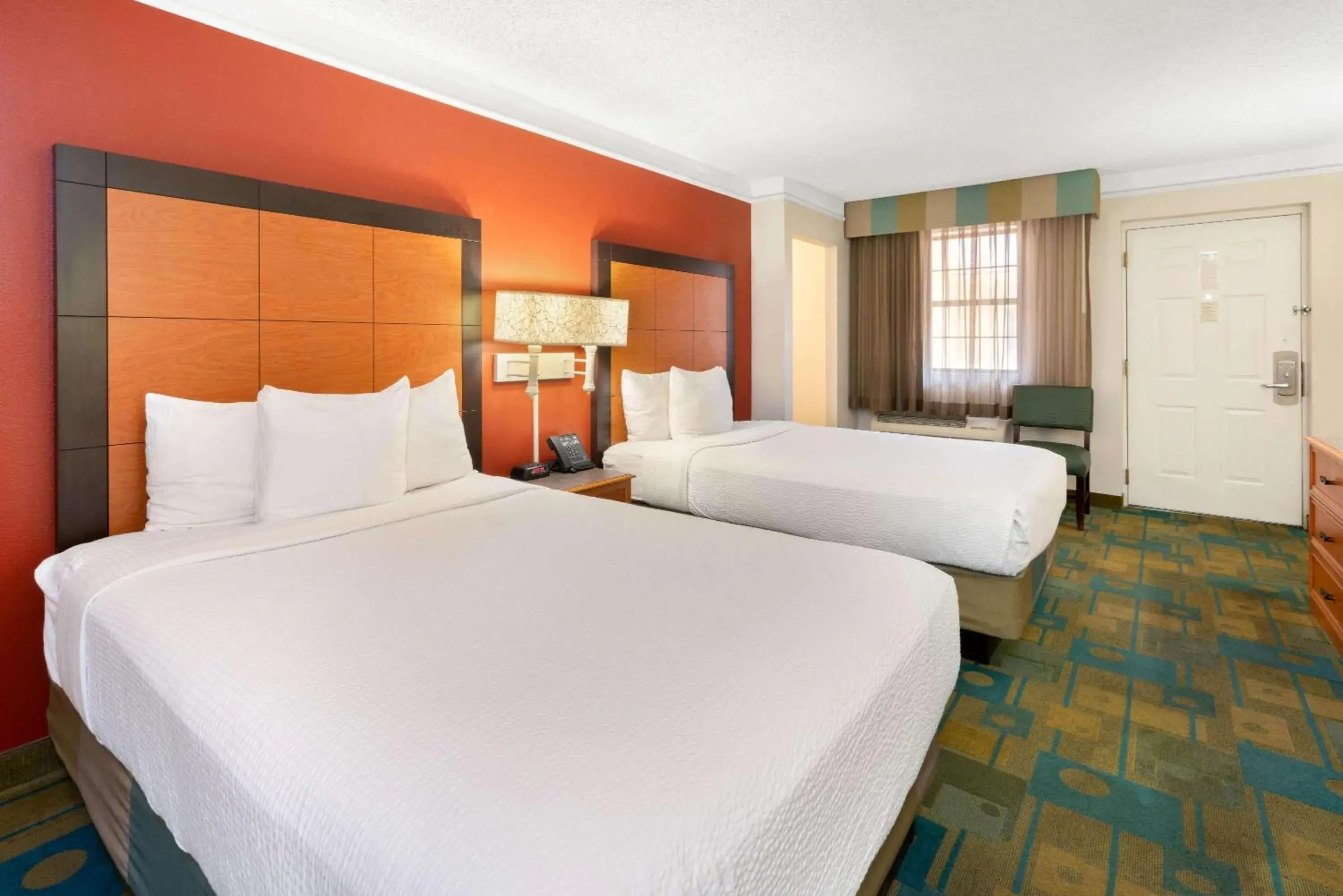 Photo of the whole room, Bed in La Quinta Inn by Wyndham Phoenix Sky Harbor Airport