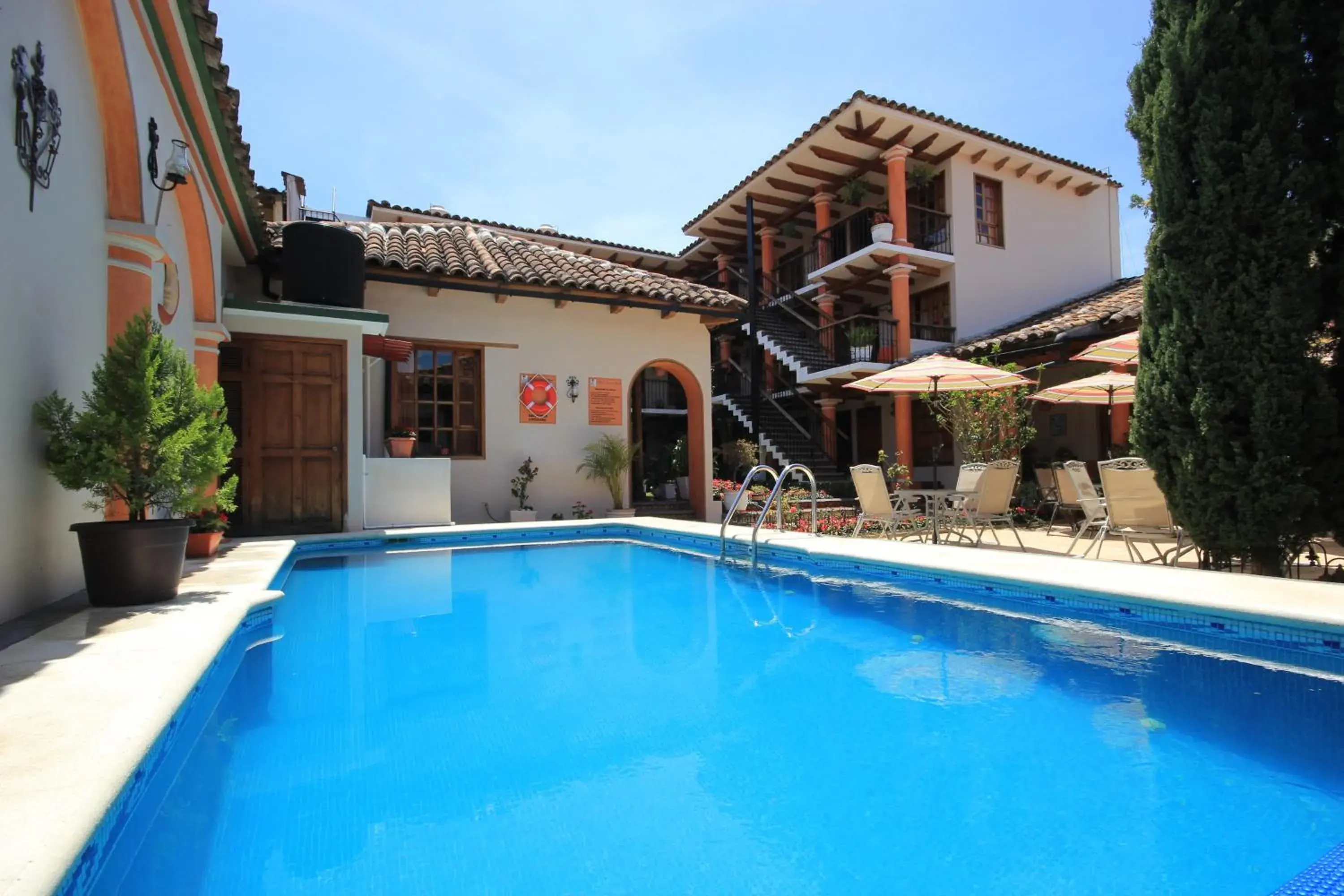 Swimming pool, Property Building in Hotel La Casa de Mamá