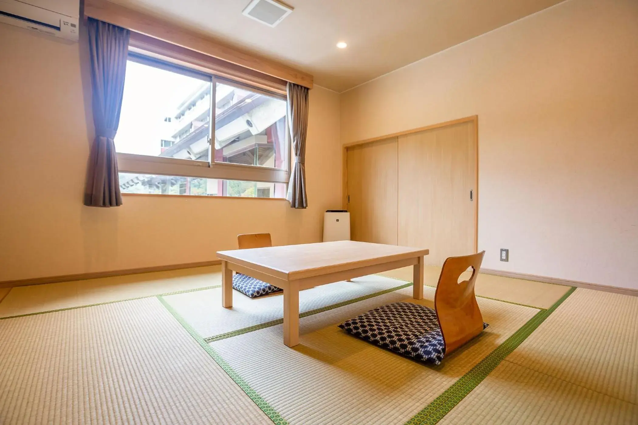 Photo of the whole room, Dining Area in Ooedo Onsen Monogatari Kinosaki