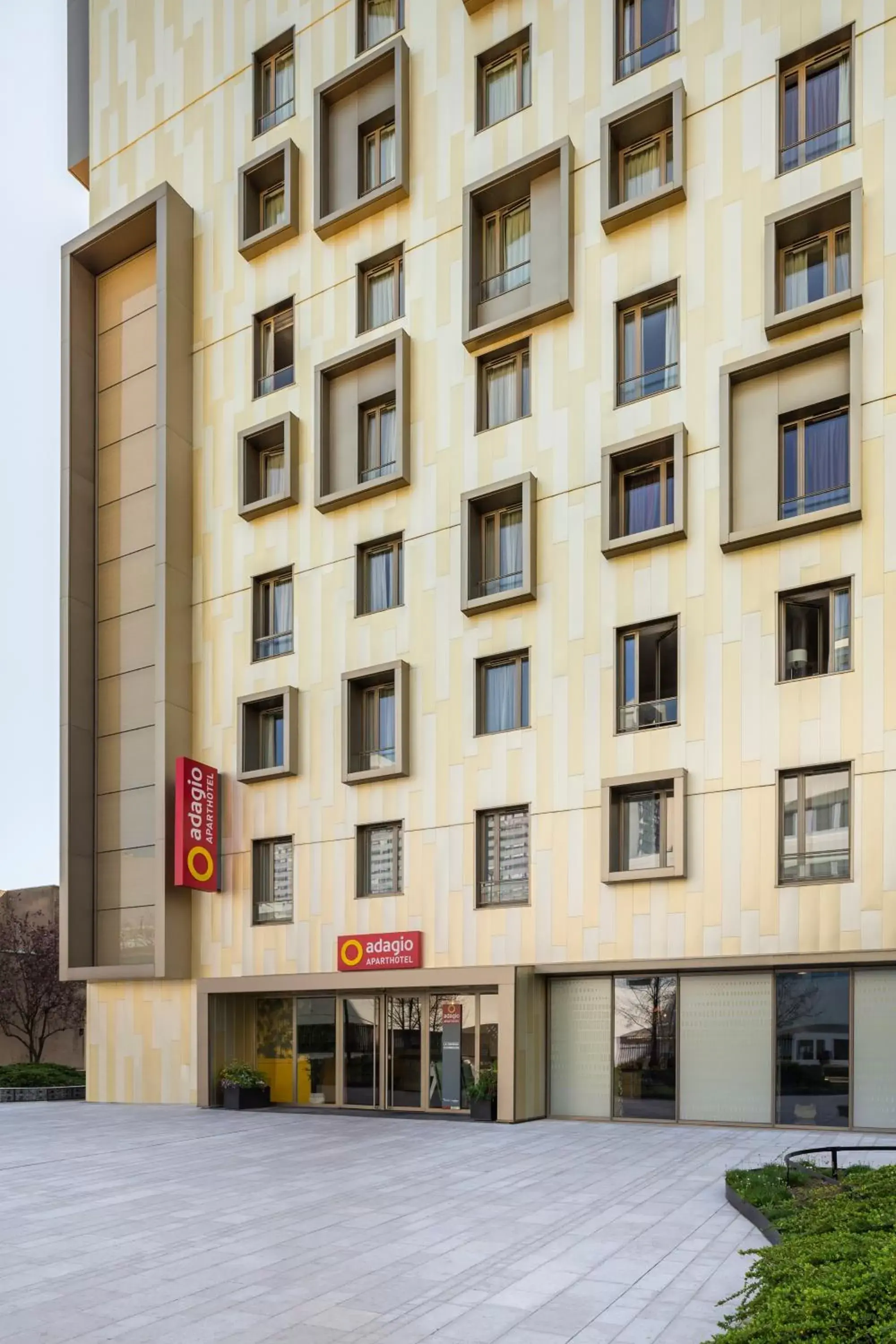 Facade/entrance, Property Building in Aparthotel Adagio La Defense Courbevoie