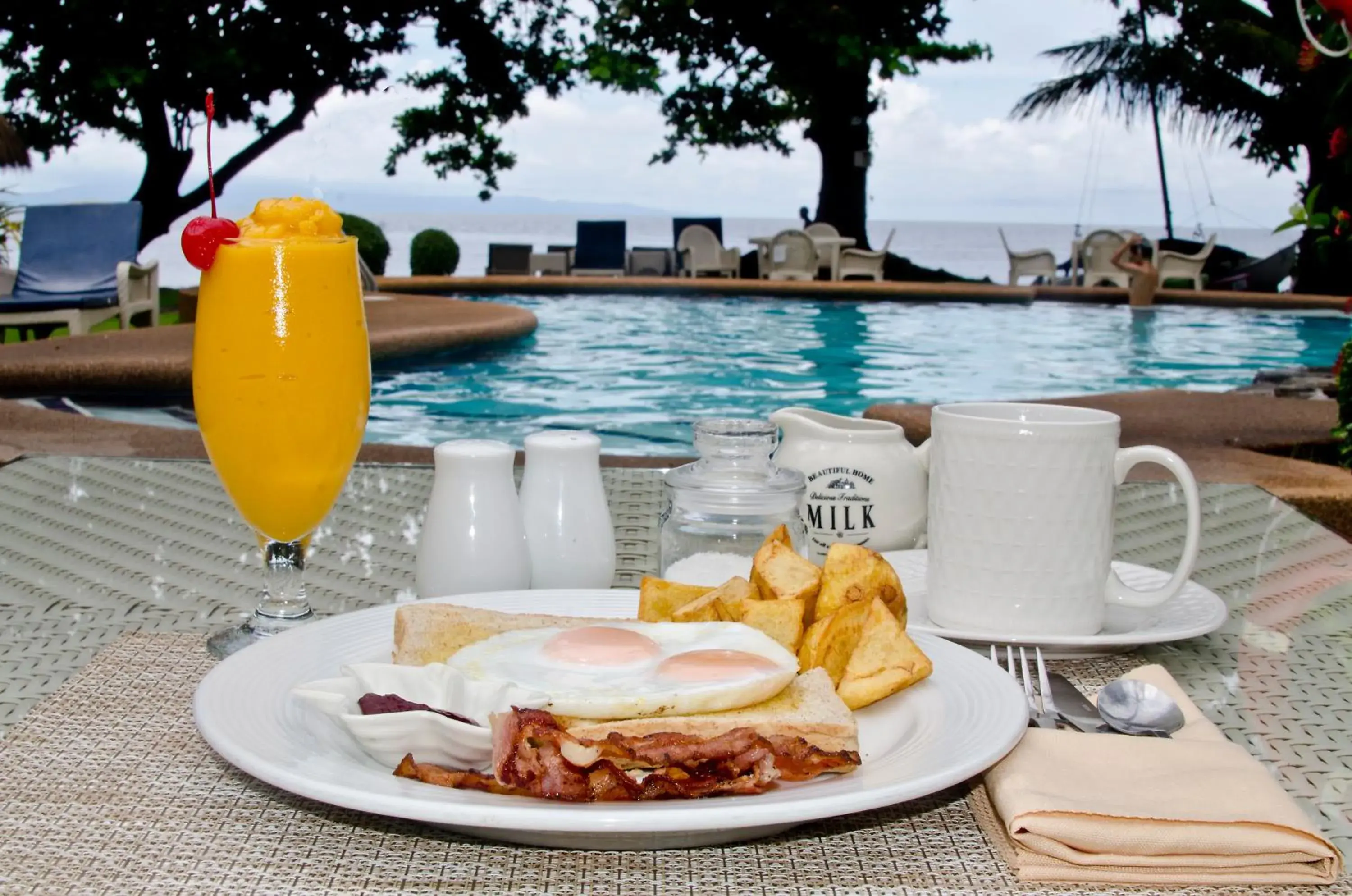 American breakfast in Mike's Dauin Dive Resort