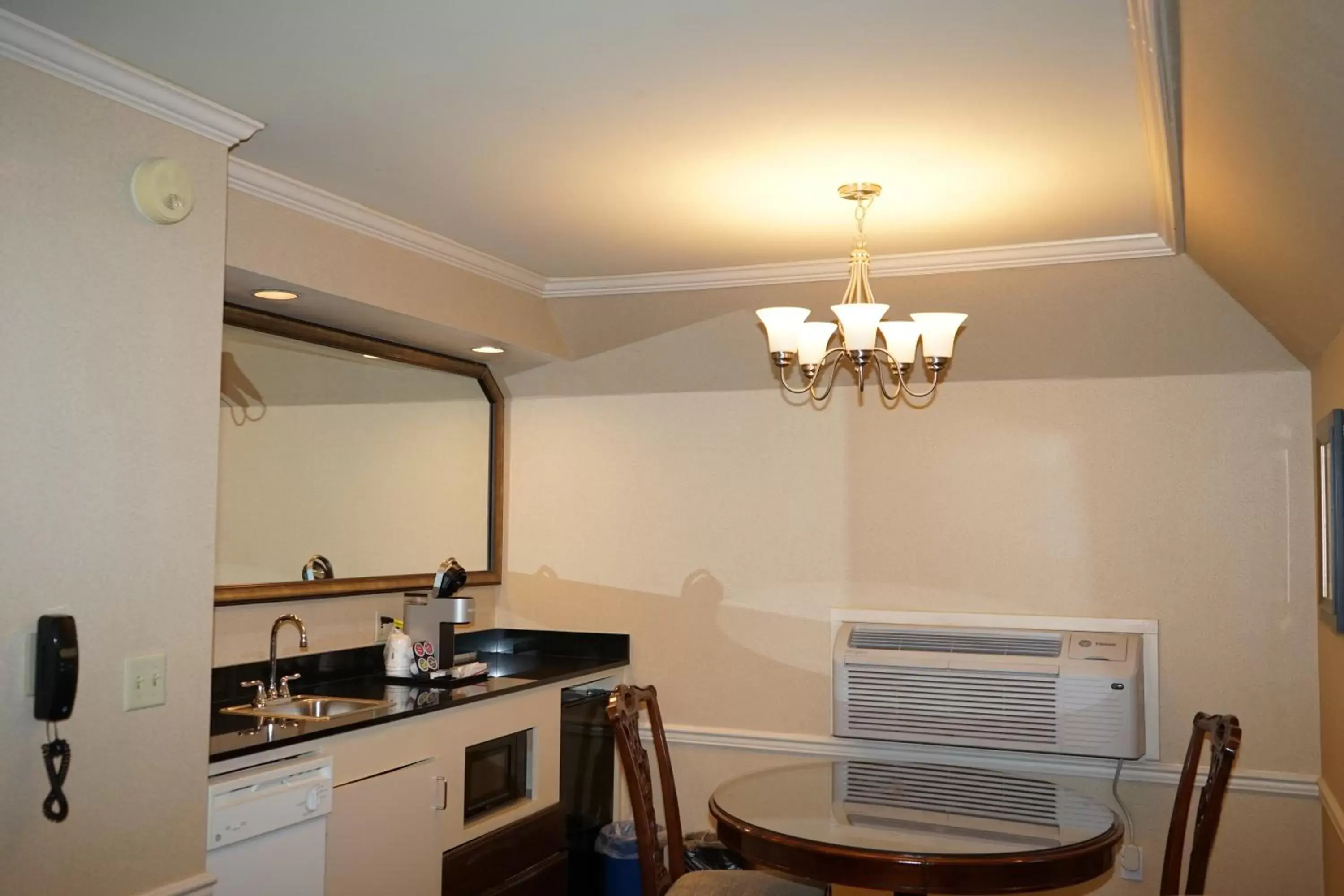 Dining area, Kitchen/Kitchenette in Wingate by Wyndham Bellingham Heritage Inn