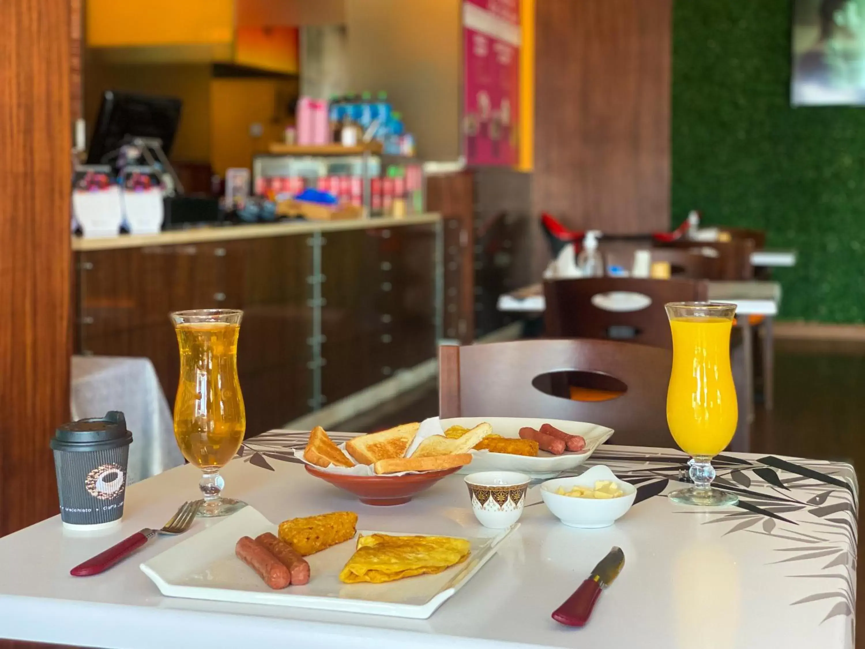 Restaurant/places to eat in Auris Boutique Hotel Apartments - AlBarsha