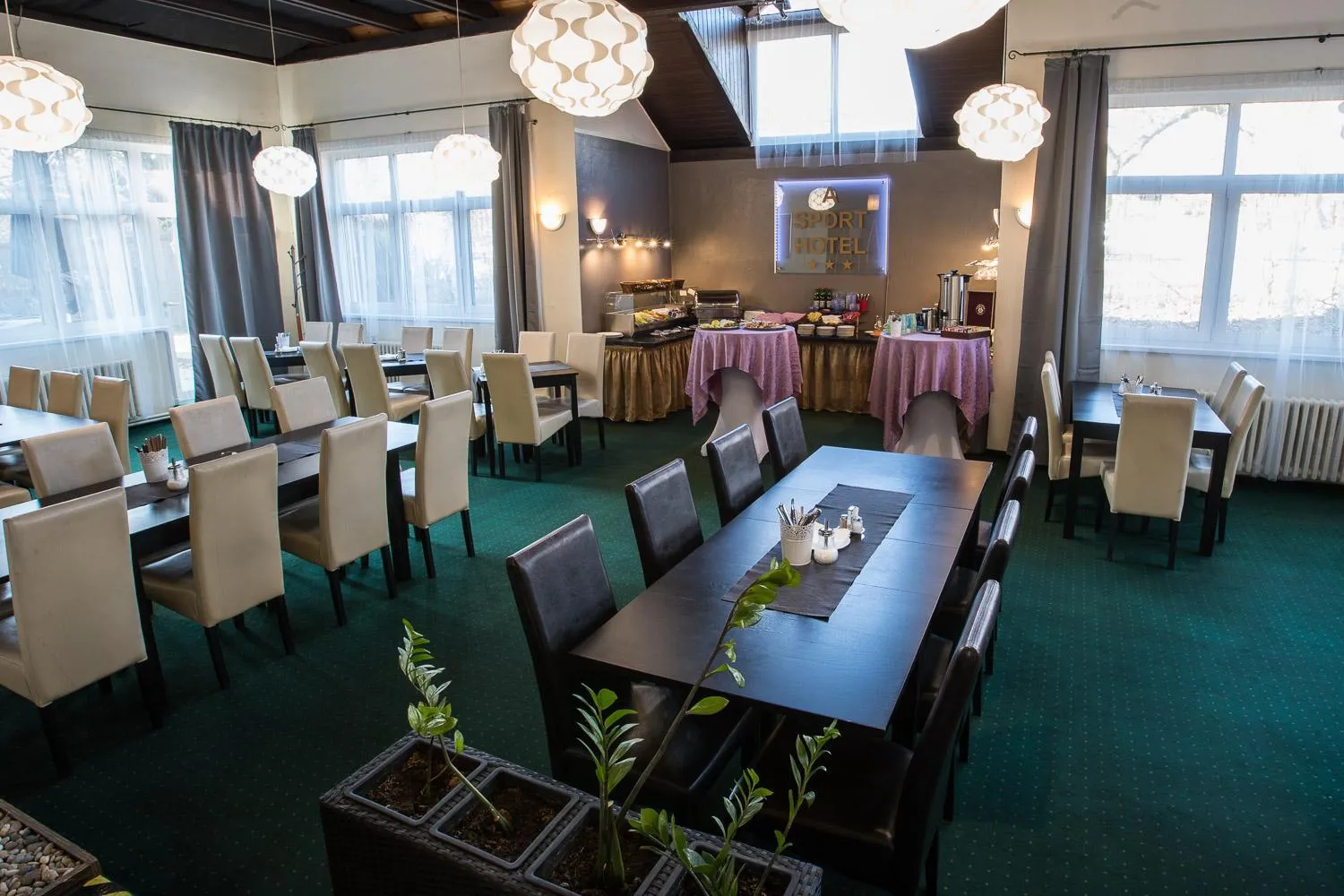 Restaurant/places to eat in A-Sport Hotel