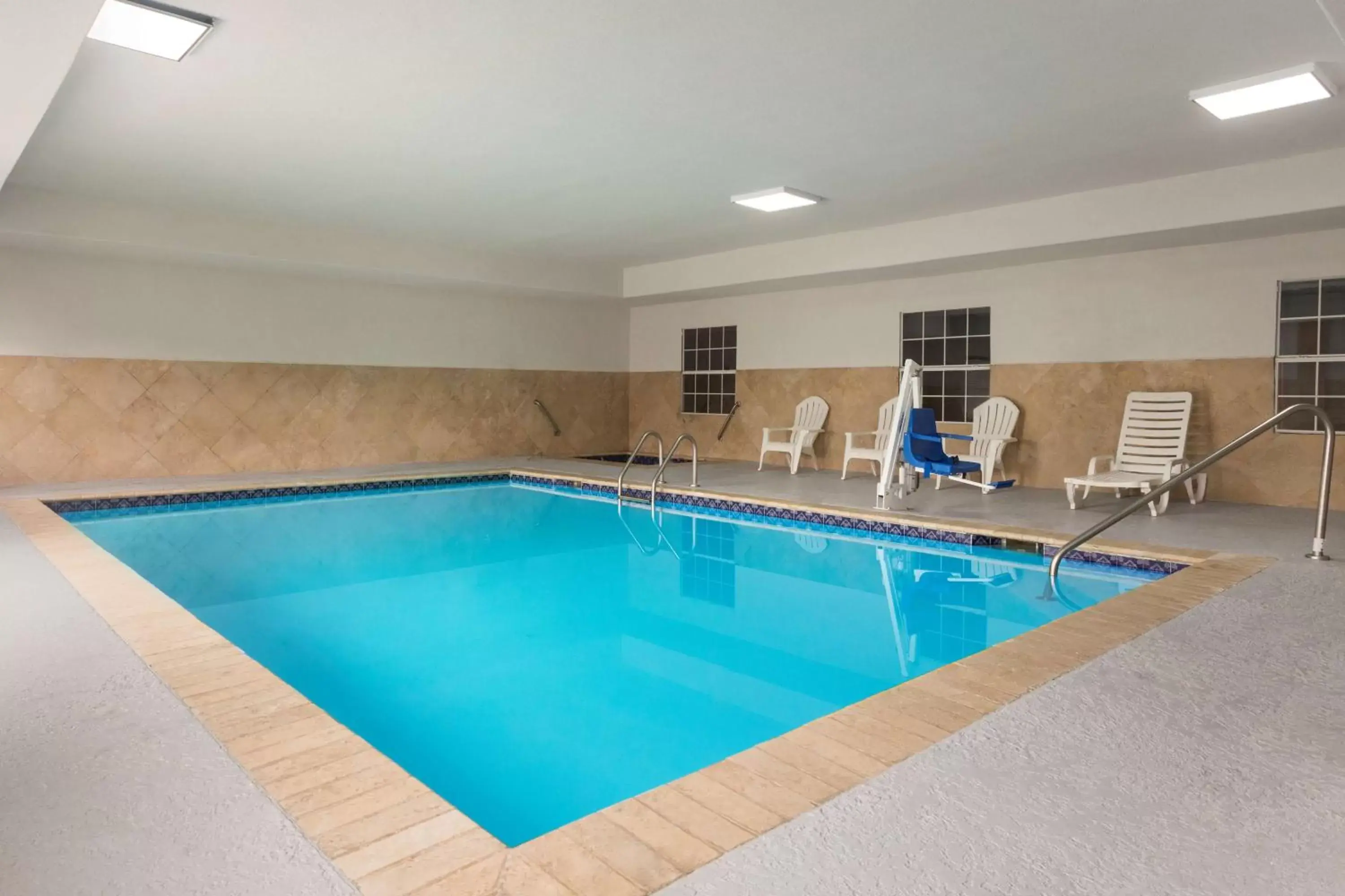 On site, Swimming Pool in Country Inn & Suites by Radisson, Jackson-Airport, MS