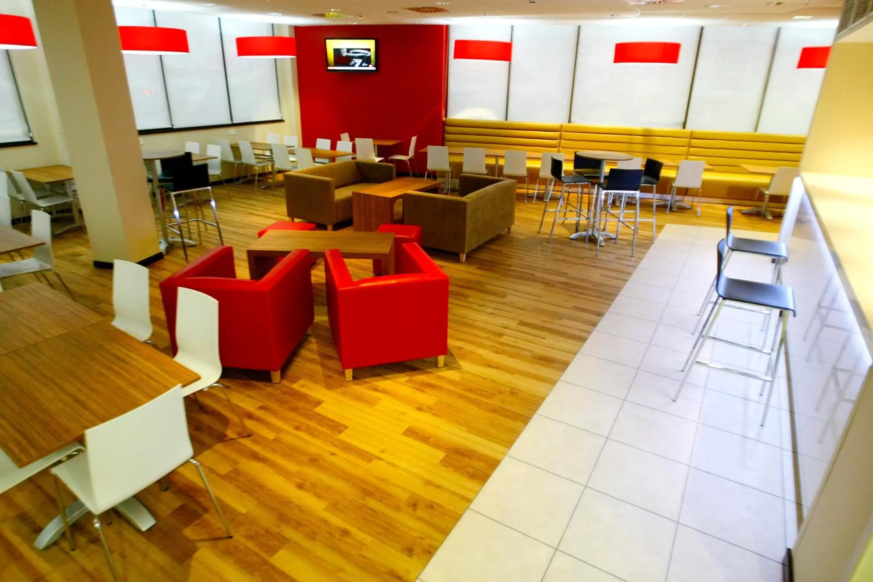 Restaurant/places to eat in Travelodge Valencia Aeropuerto