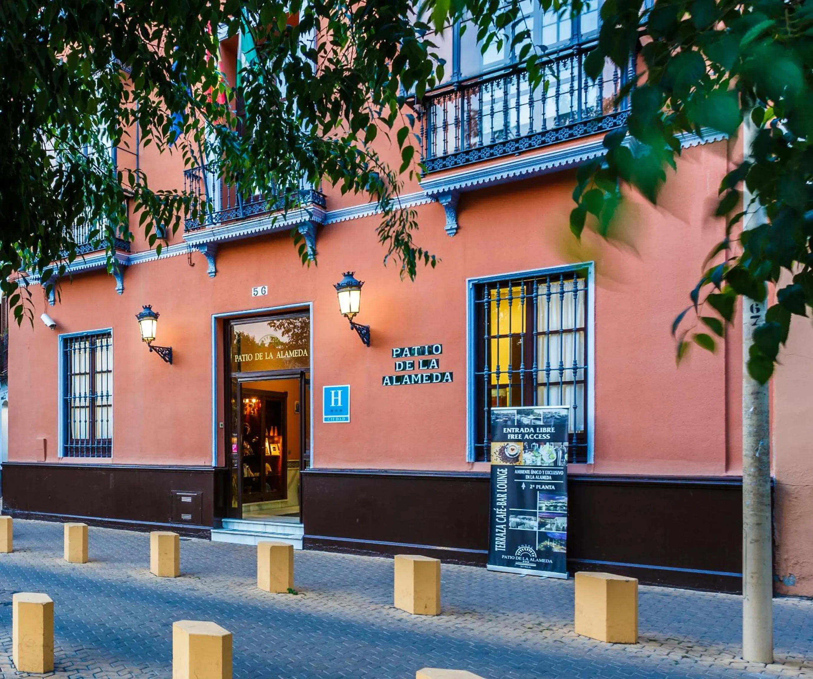 Facade/entrance in Patio de La Alameda