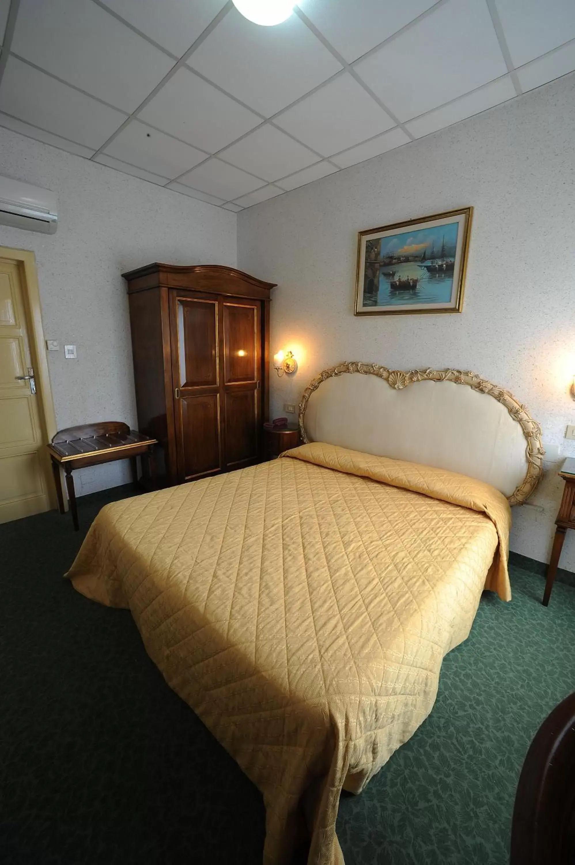 Photo of the whole room, Bed in Hotel Villa Kinzica