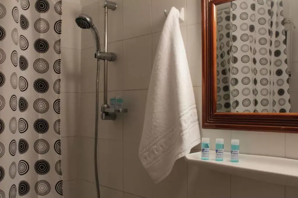 Bathroom in Famissi Hotel