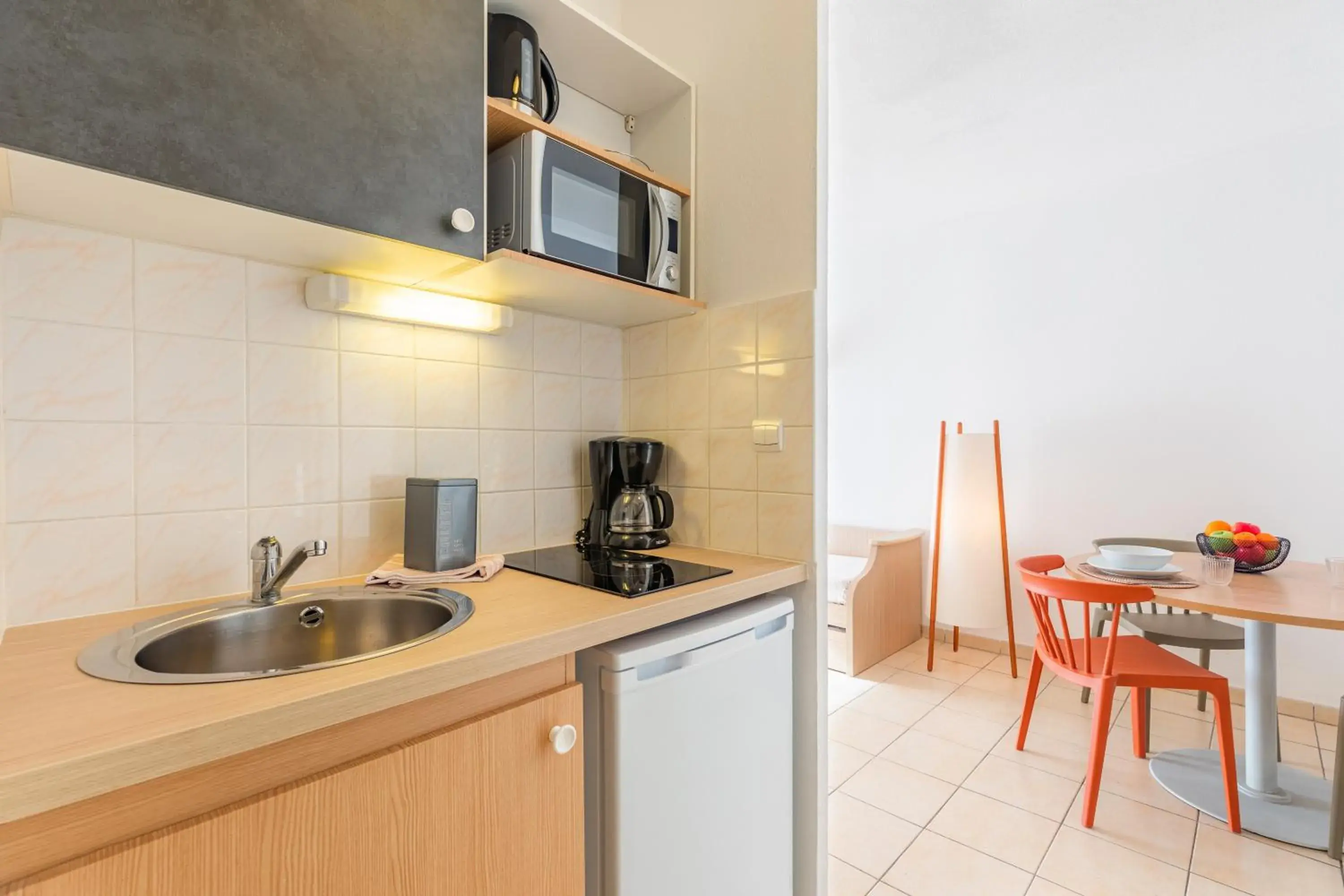 Coffee/tea facilities, Kitchen/Kitchenette in Appart'City Aix en Provence - La Duranne