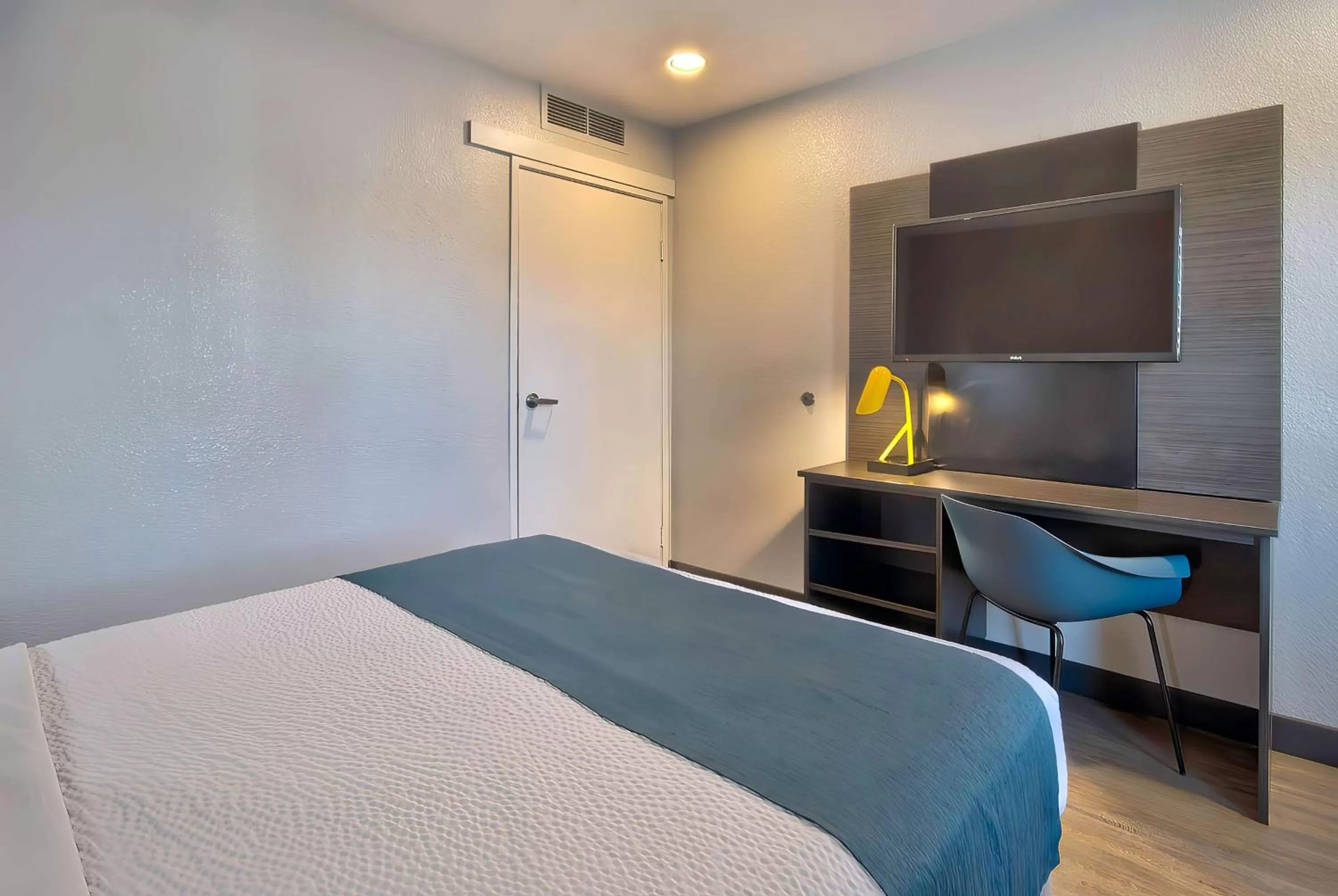 Bedroom, Bed in Motel 6-Palmdale, CA