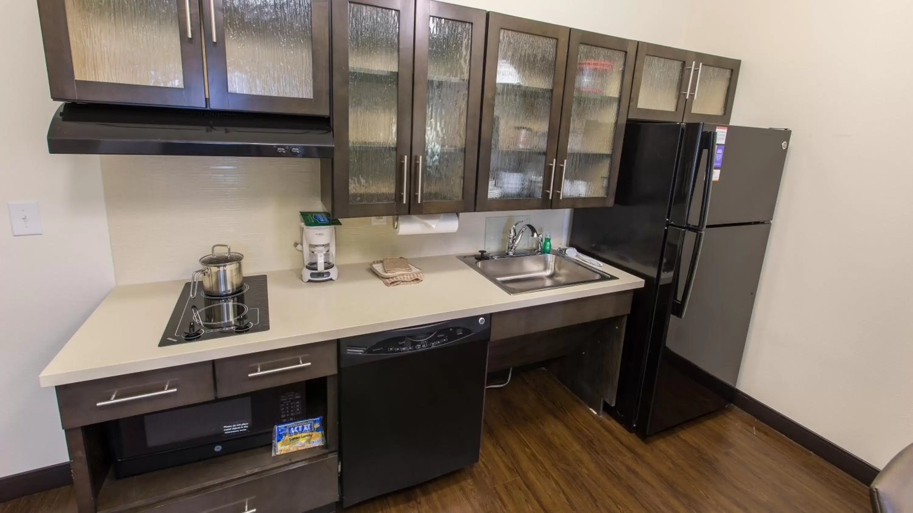 Photo of the whole room, Kitchen/Kitchenette in Candlewood Suites Overland Park W 135th St, an IHG Hotel