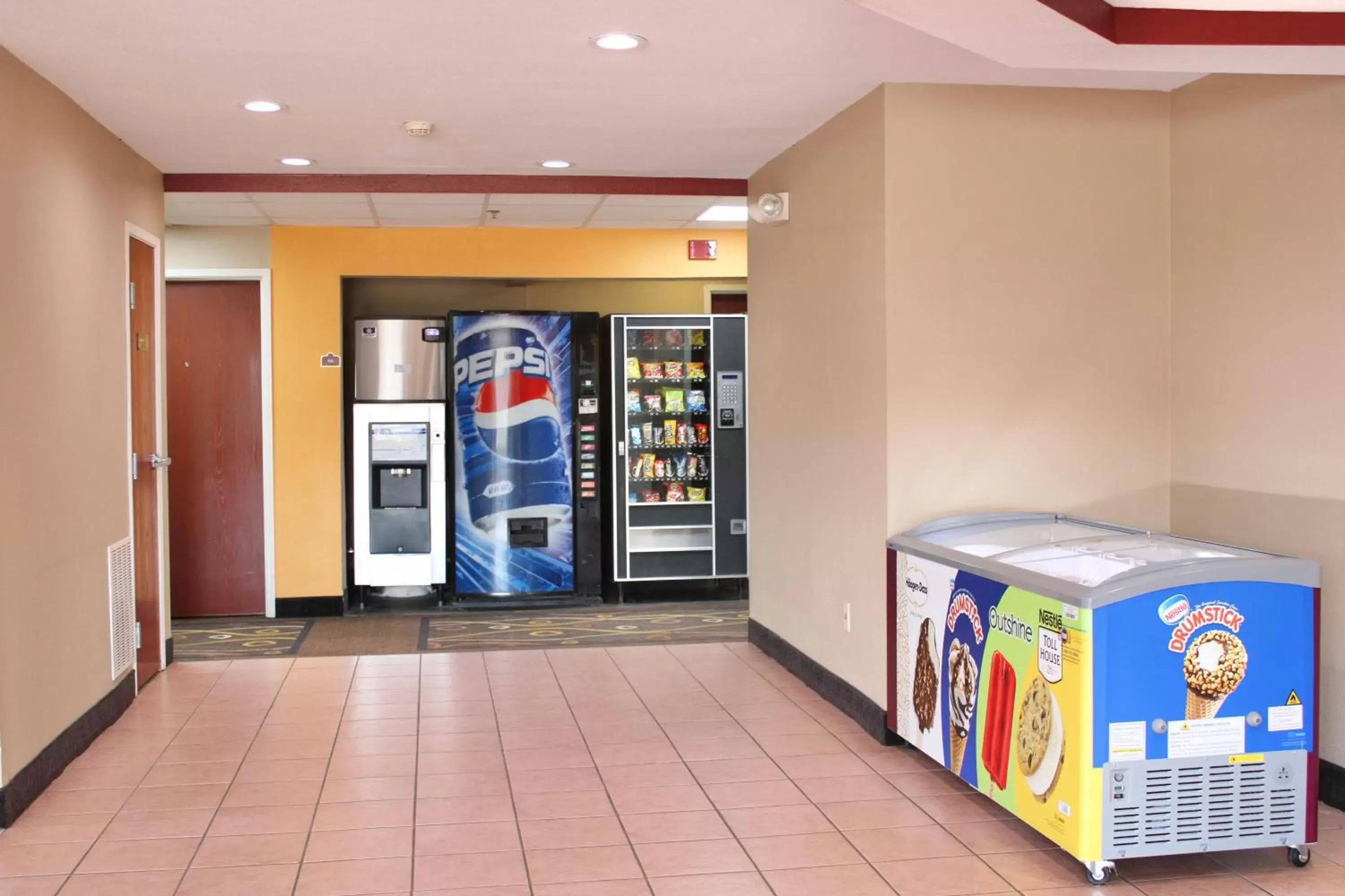 vending machine, Supermarket/Shops in HomeTown Inn & Suites