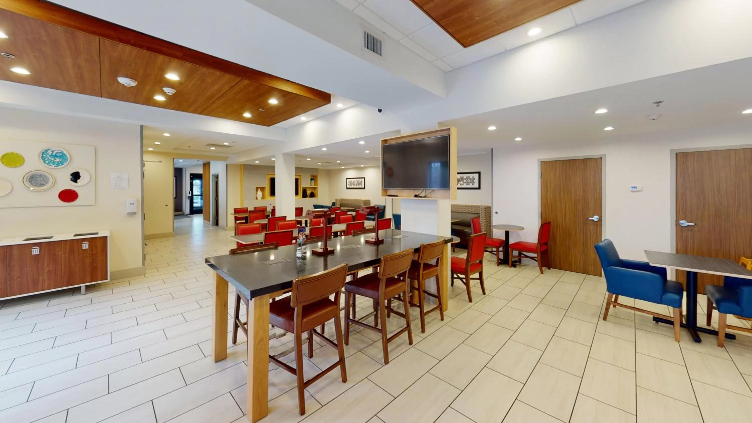 Dining area in Holiday Inn Express South Burlington by IHG