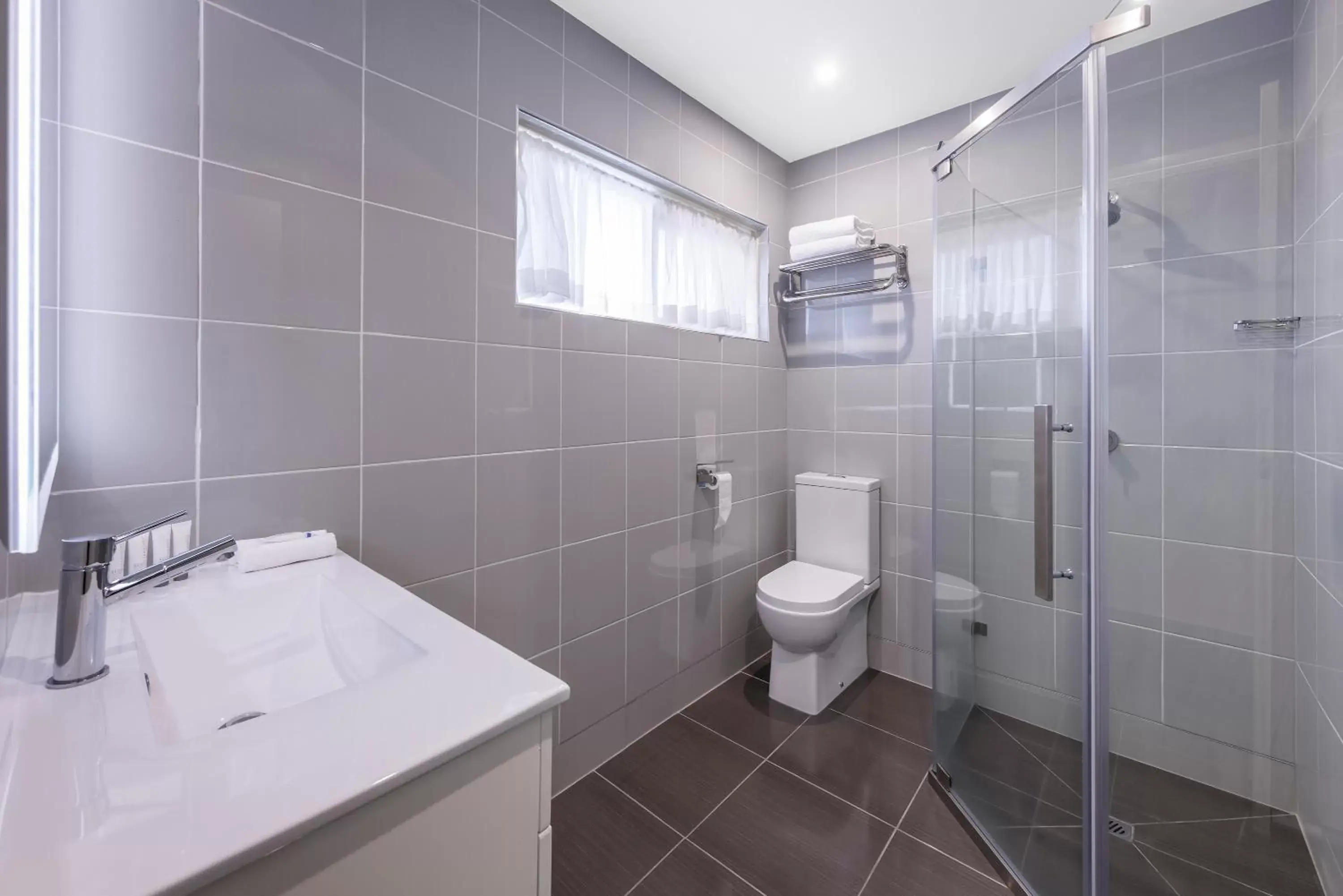 Bathroom in Quality Hotel Melbourne Airport