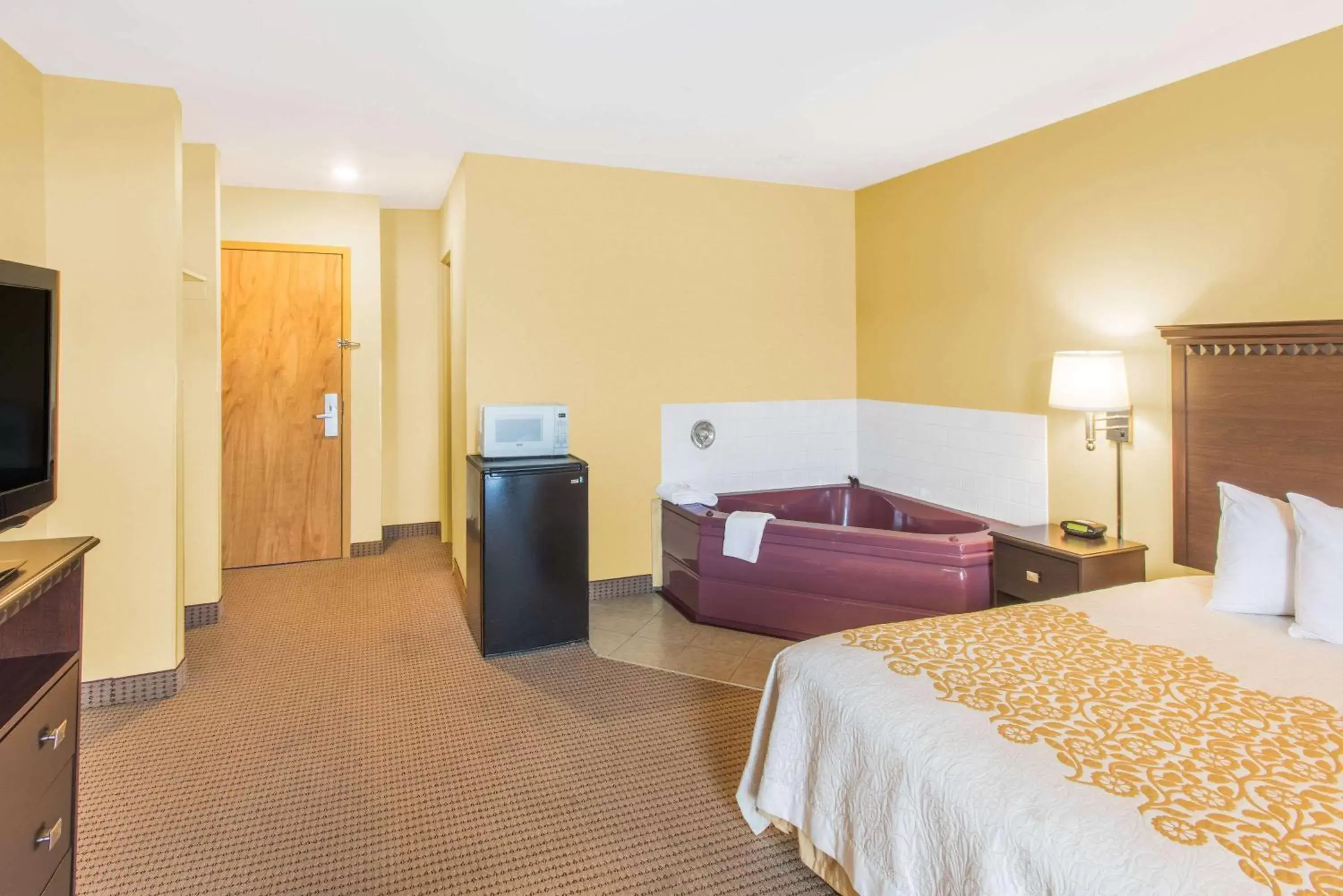 Photo of the whole room, Bed in Days Inn by Wyndham Colchester Burlington Photo of the whole room, Bed in Days Inn by Wyndham Colchester Burlington