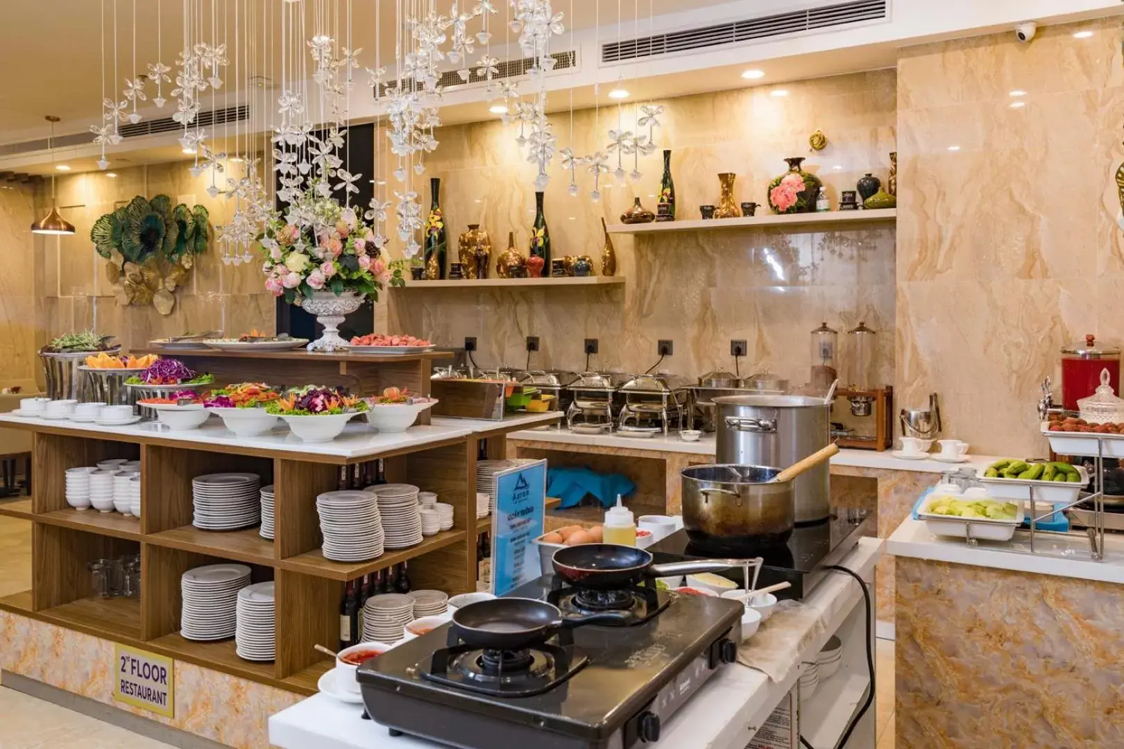 Restaurant/places to eat, Kitchen/Kitchenette in Aaron Hotel