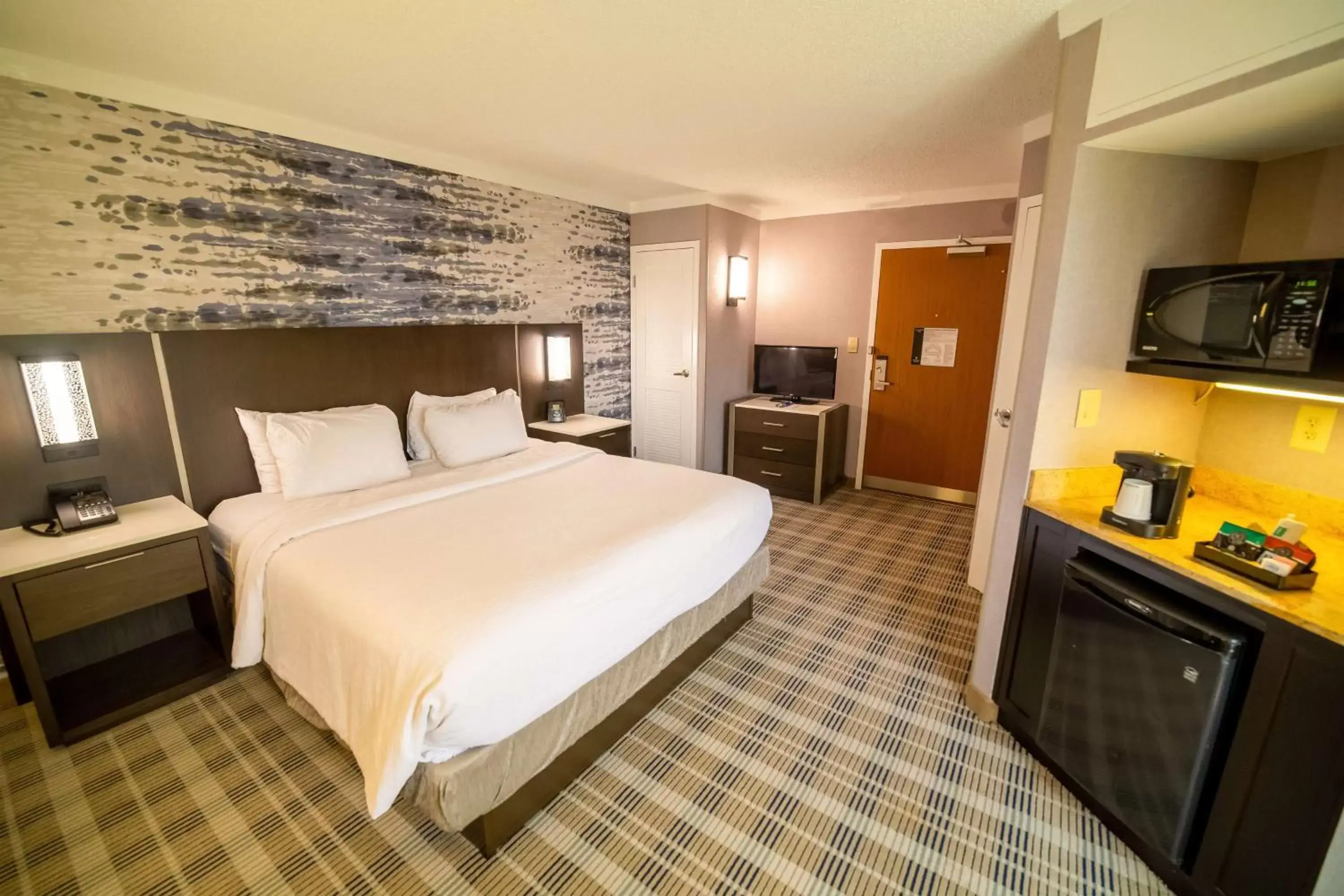 Bed in Embassy Suites by Hilton Kansas City Overland Park