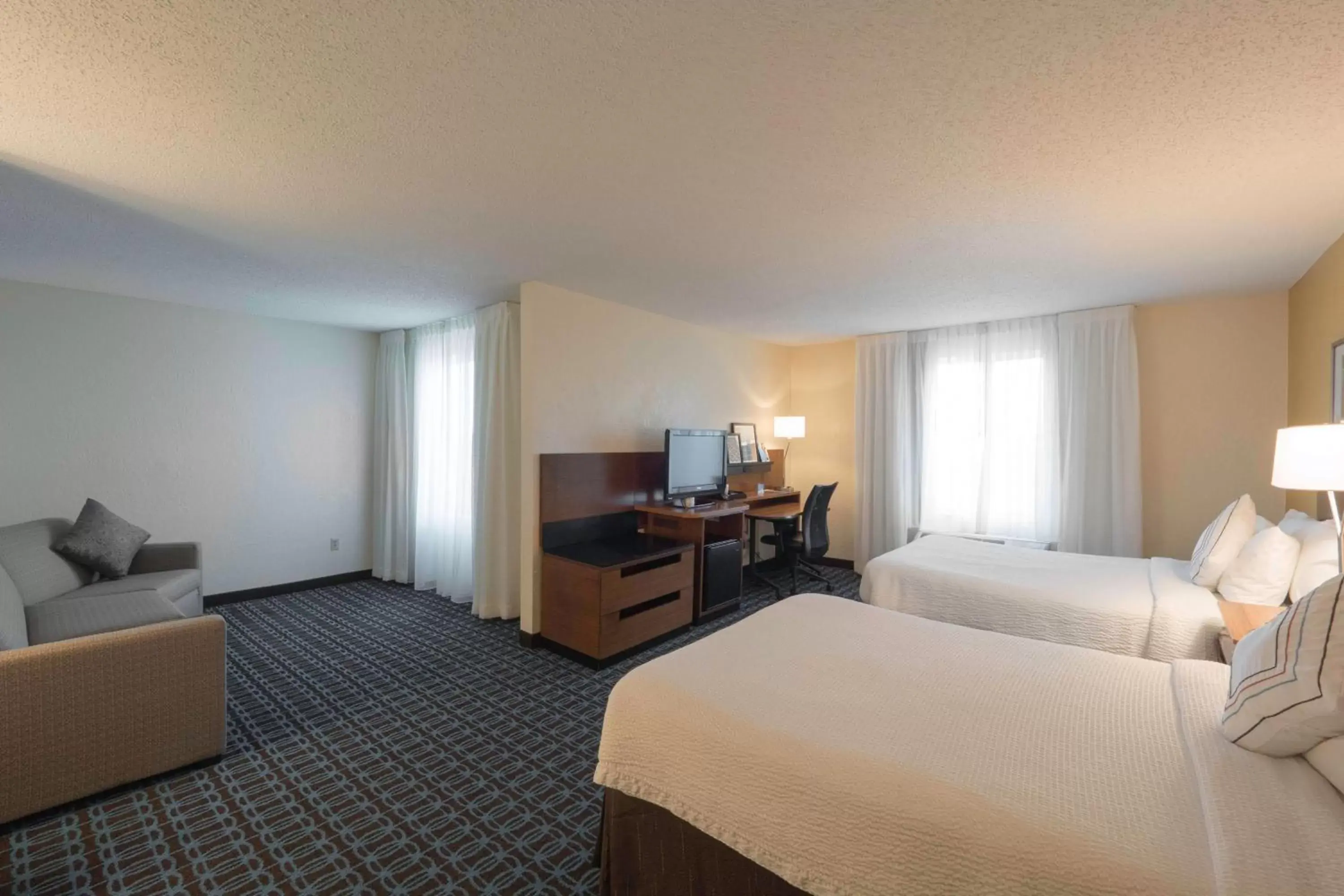 Photo of the whole room, Bed in Fairfield Inn & Suites by Marriott Cleveland Streetsboro