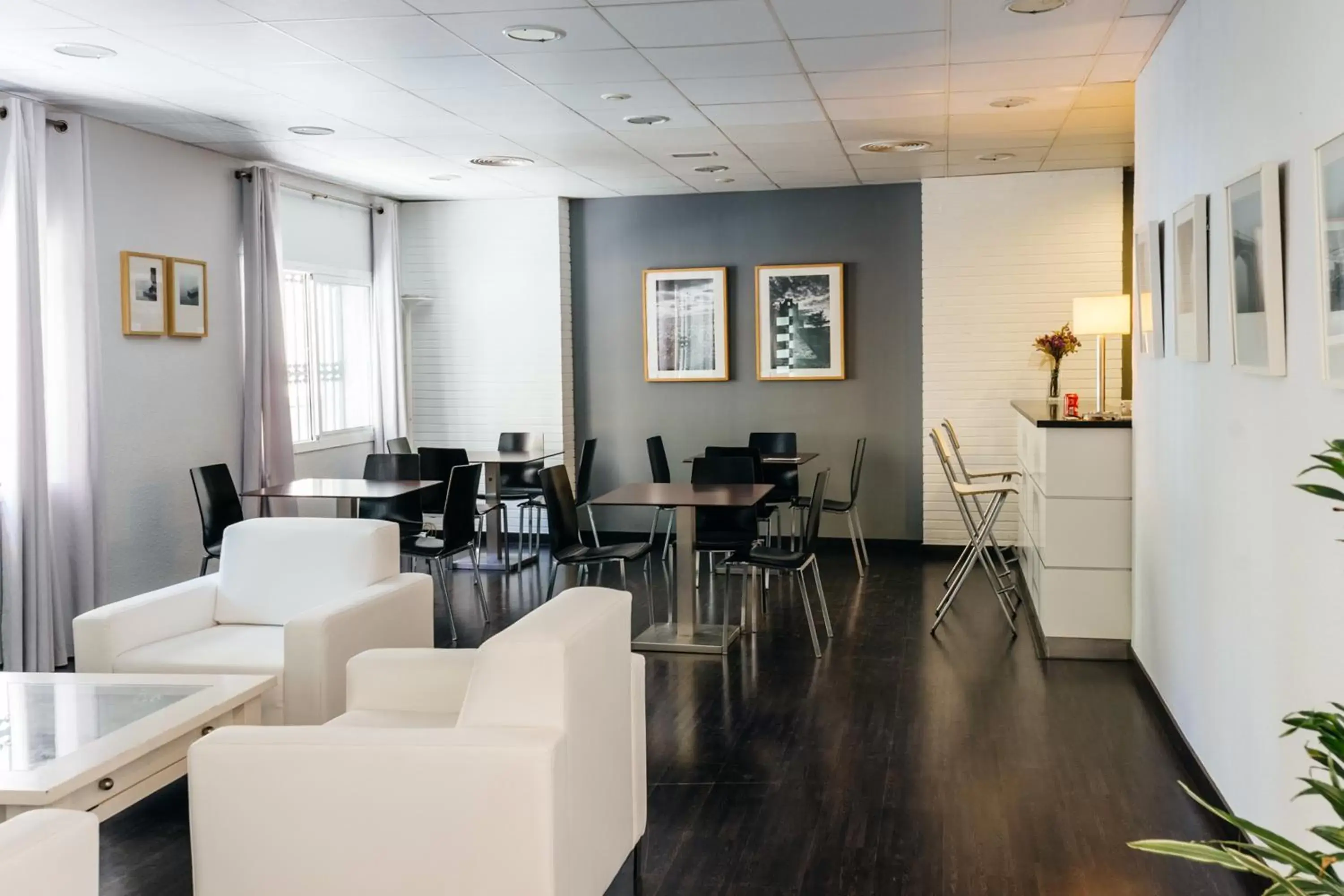 Lounge or bar, Restaurant/Places to Eat in Hotel Madrid de Sevilla