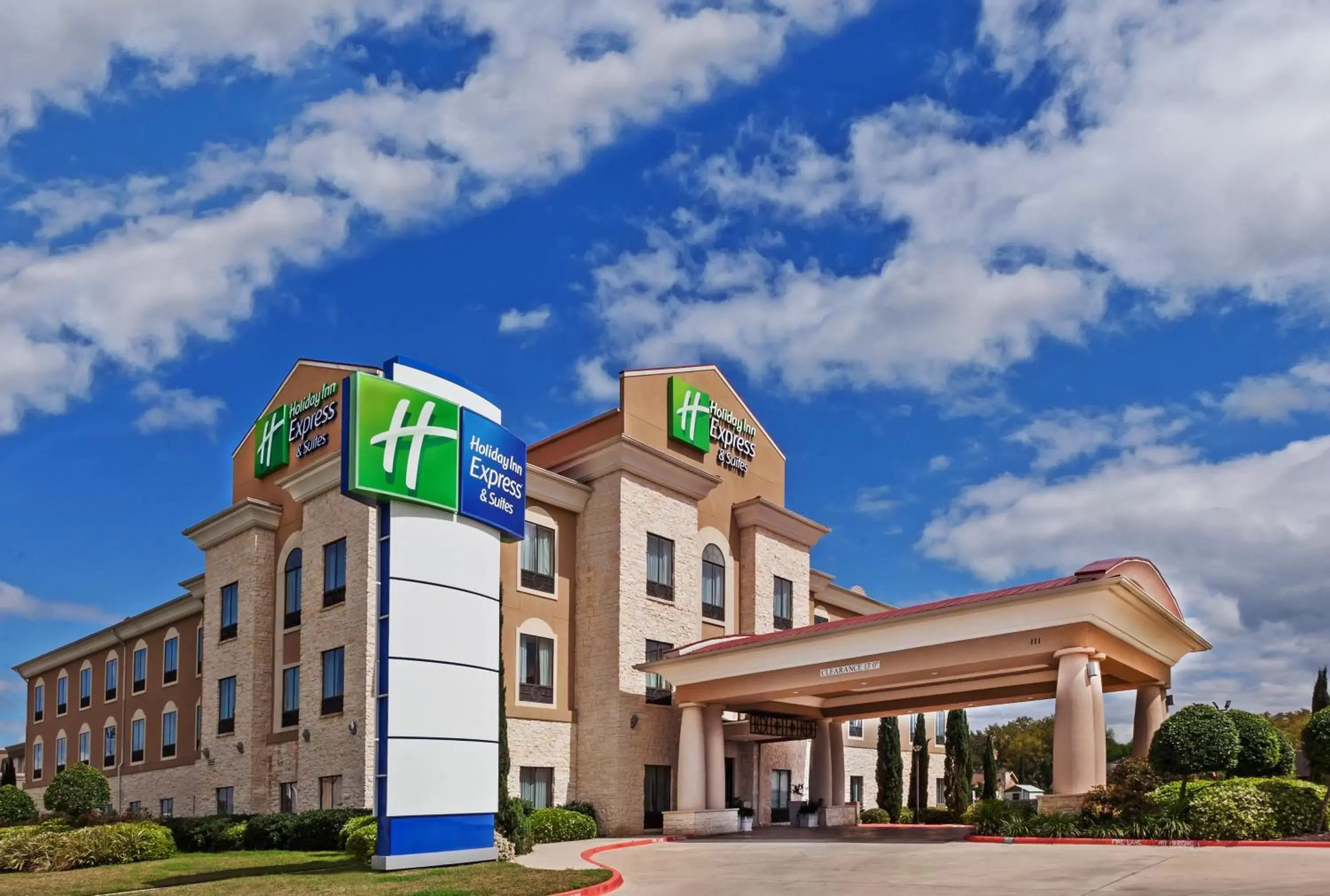 Property building in Holiday Inn Express & Suites Victoria, an IHG Hotel