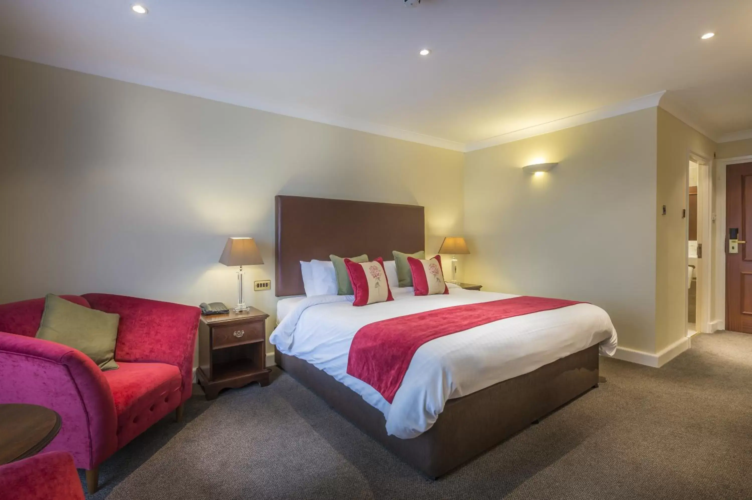 Bedroom, Bed in The Three Swans Hotel, Market Harborough, Leicestershire