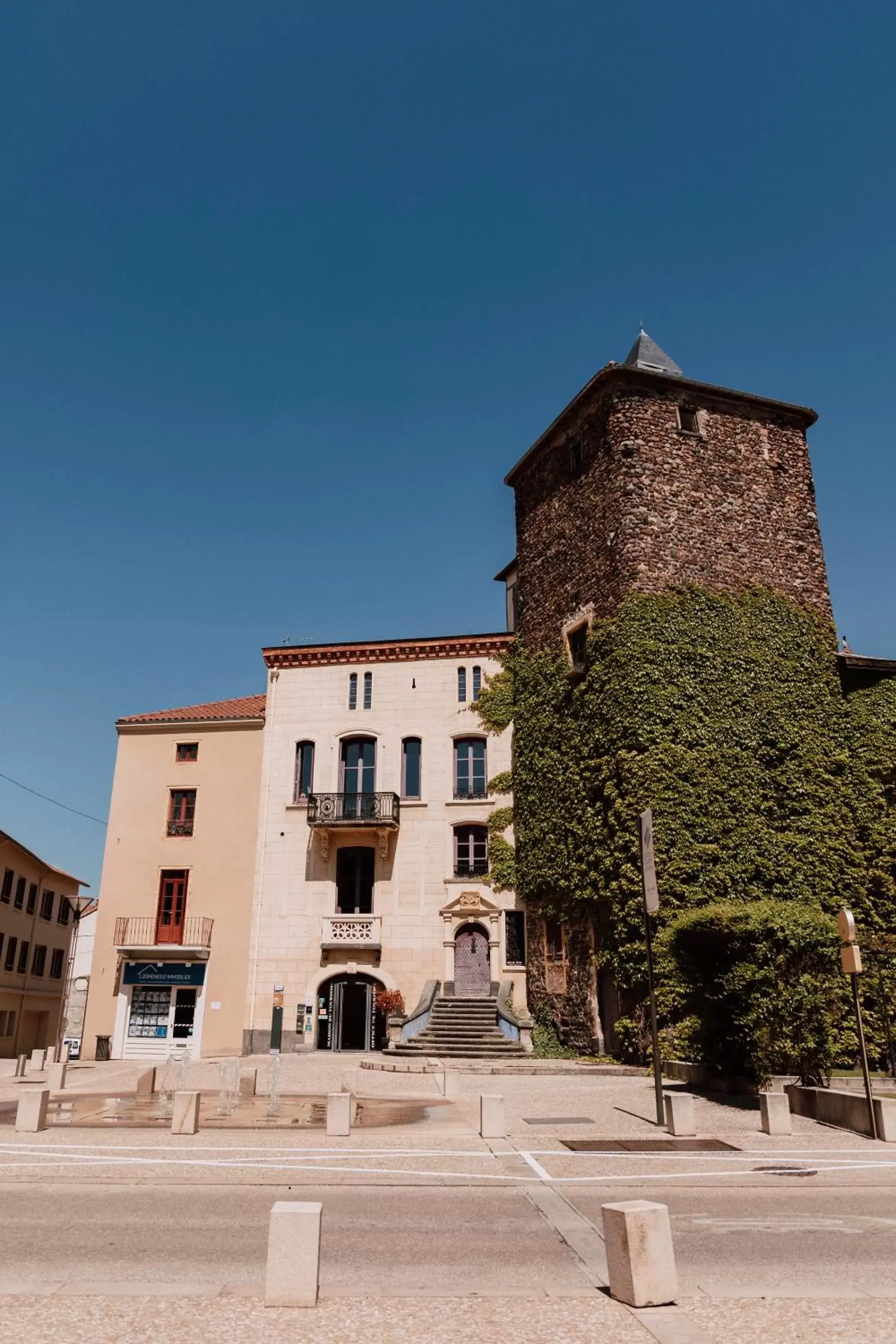 Property Building in Mage hôtels - Hôtel la grenette - Brasserie Bonté Divine