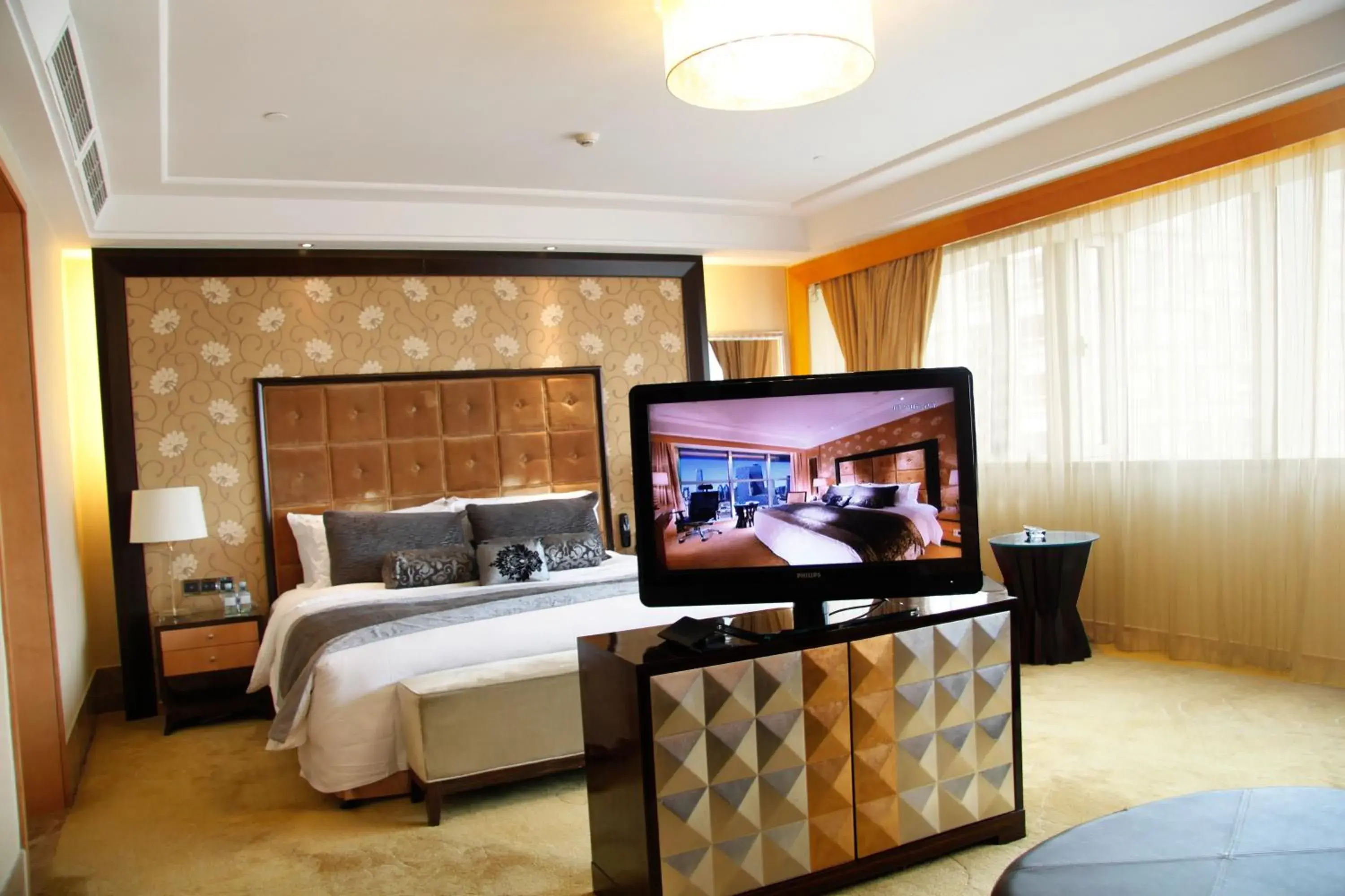 Bed, TV/Entertainment Center in Radegast Hotel CBD Beijing