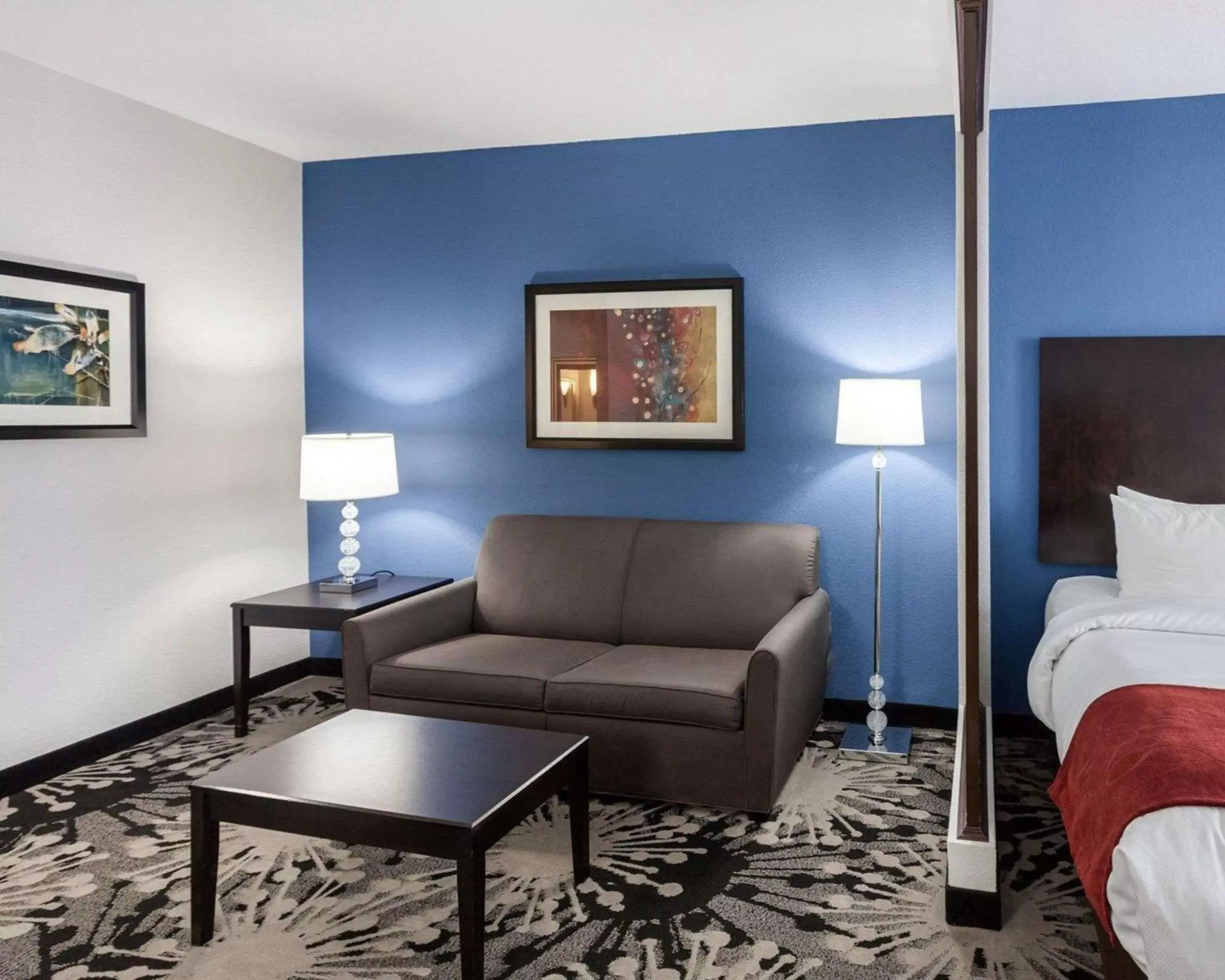 Photo of the whole room, Seating Area in Comfort Suites Greenville