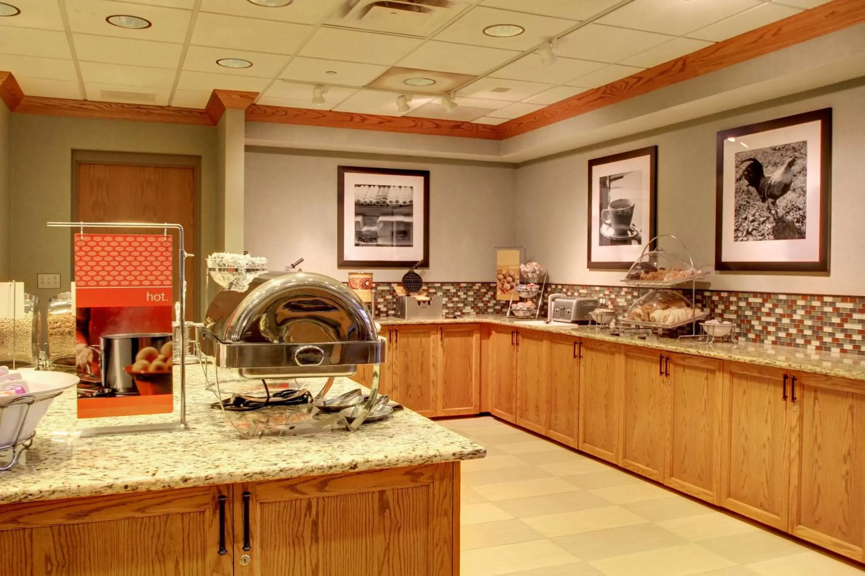 Restaurant/places to eat in Hampton Inn & Suites Chicago/Aurora