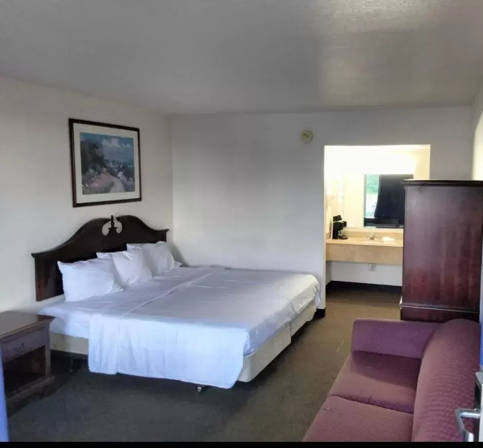 Bedroom, Bed in Americas Best Value Inn Salisbury