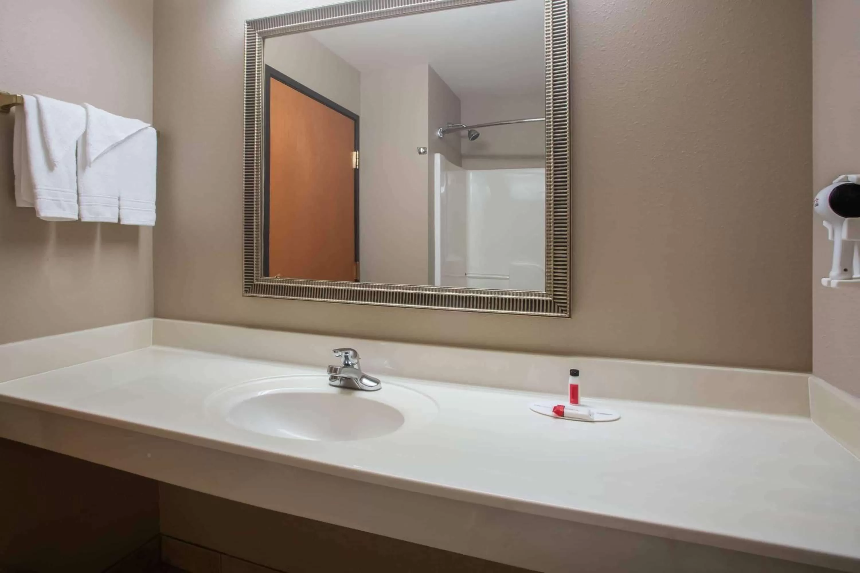 Bathroom in Super 8 by Wyndham Union