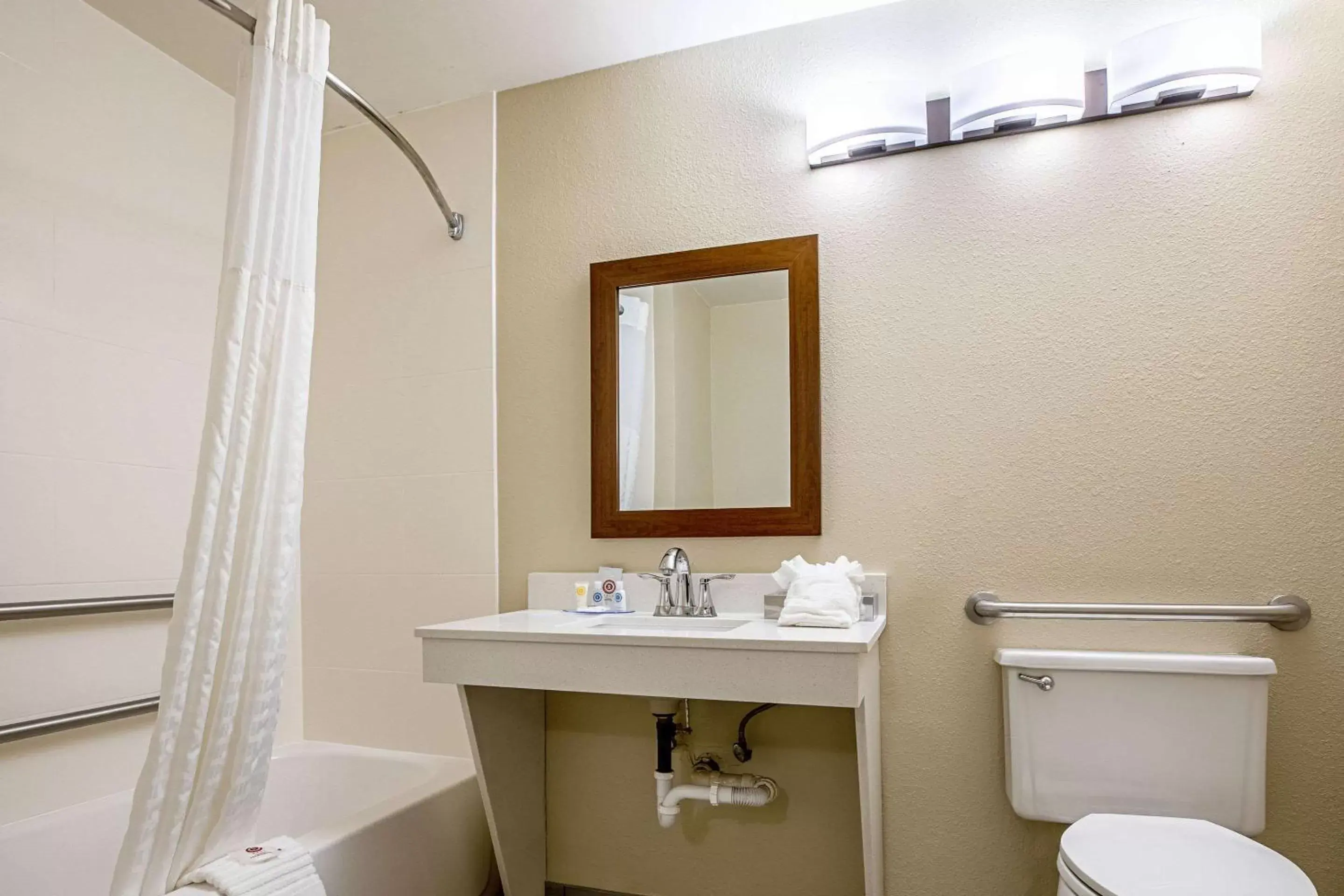 Bathroom in Comfort Inn Indianapolis North - Carmel