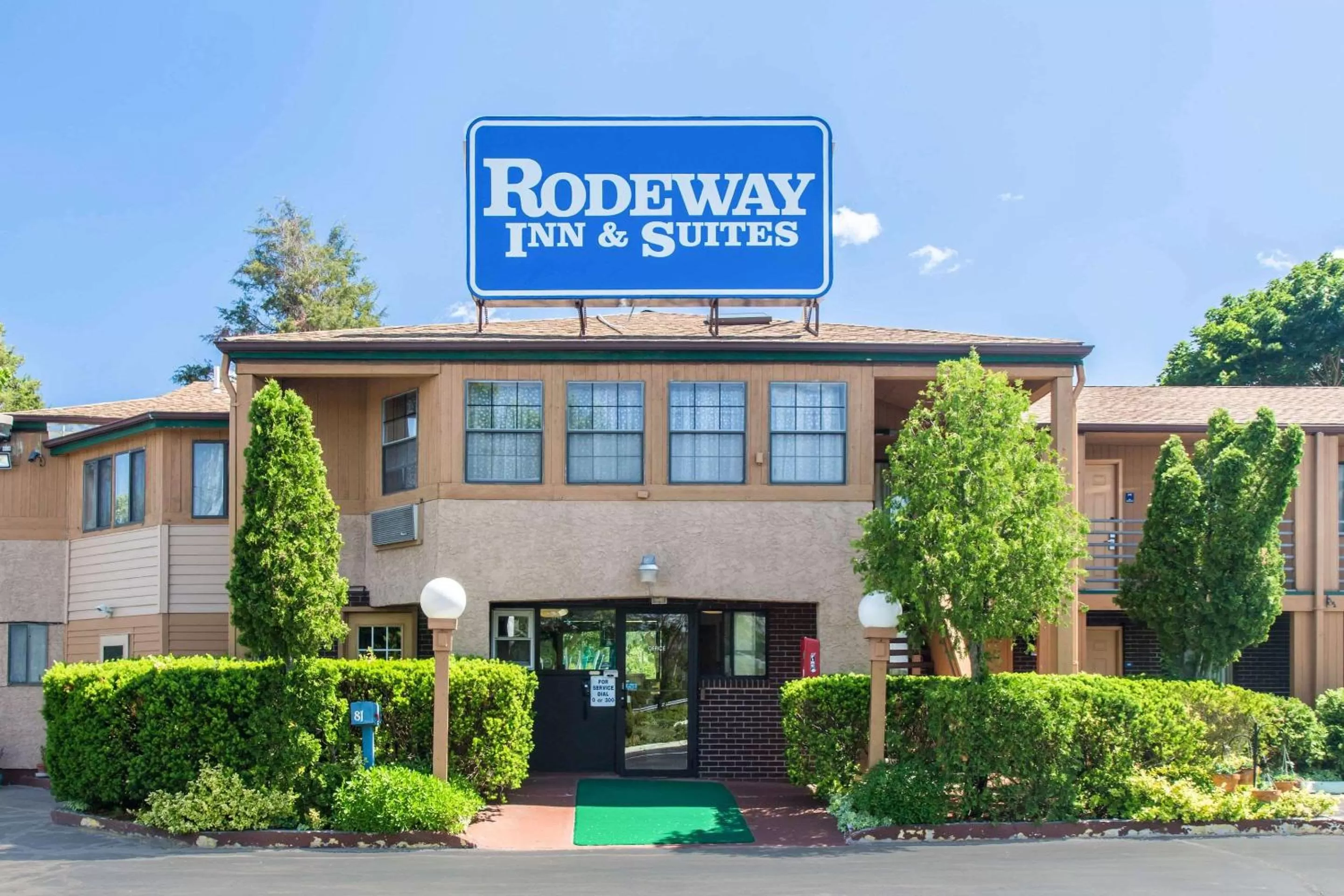 Property building in Rodeway Inn & Suites Branford - Guilford