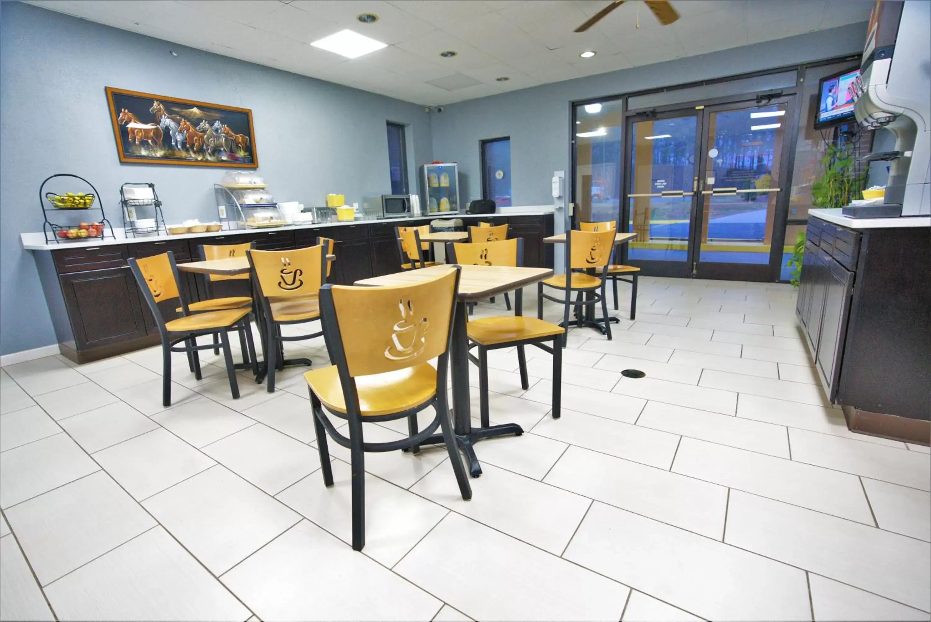 Breakfast, Restaurant/Places to Eat in Columbus Inn and Suites