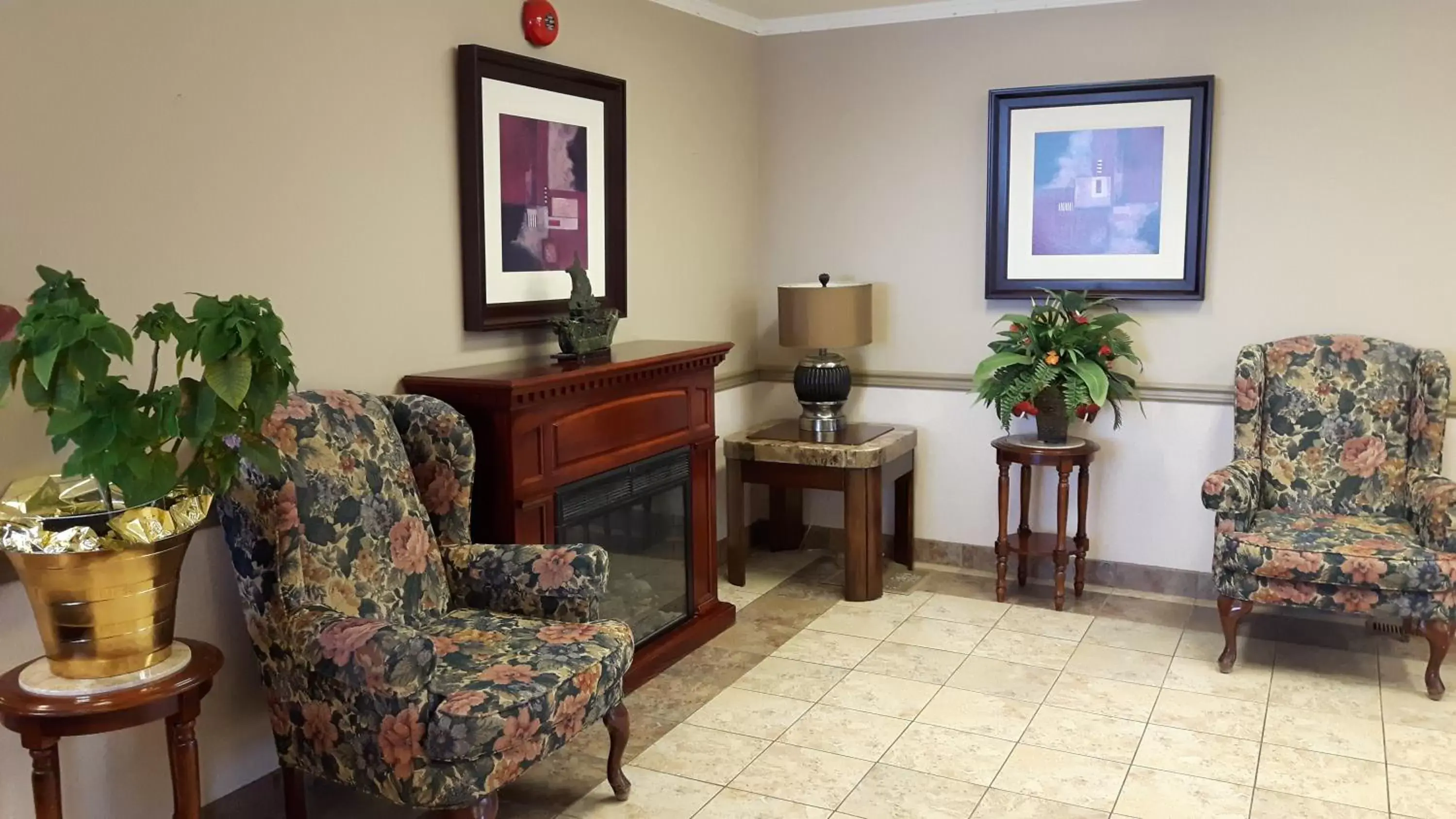 Seating Area in Canway Inn & Suites