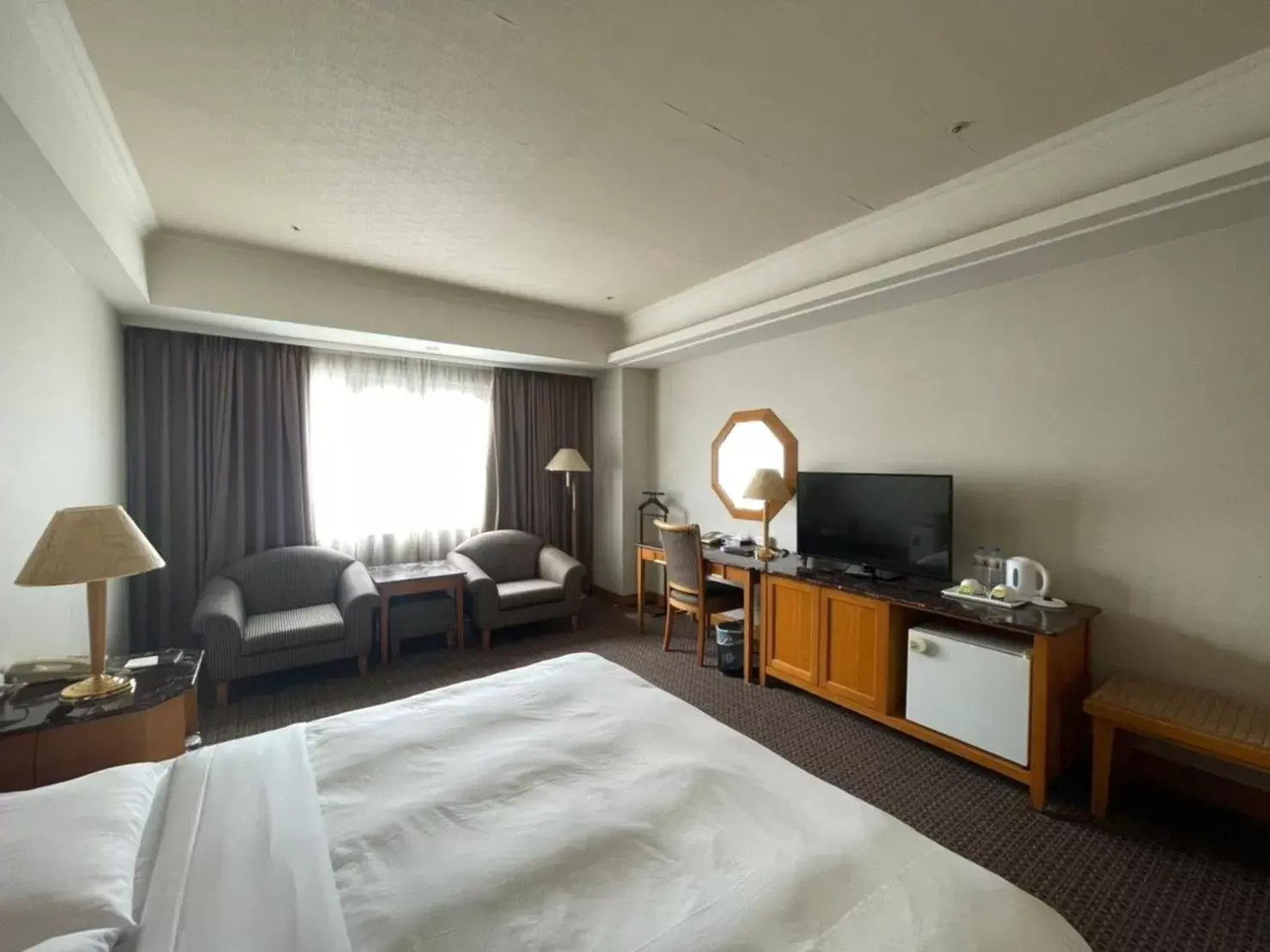 Bed, TV/Entertainment Center in Chuto Plaza Hotel