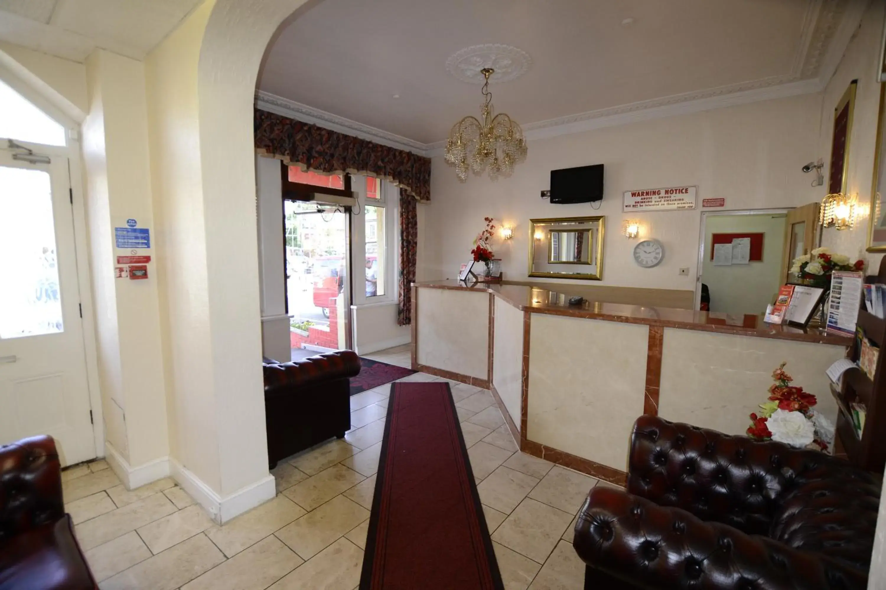 Kitchen or kitchenette, Lobby/Reception in Cranbrook Hotel