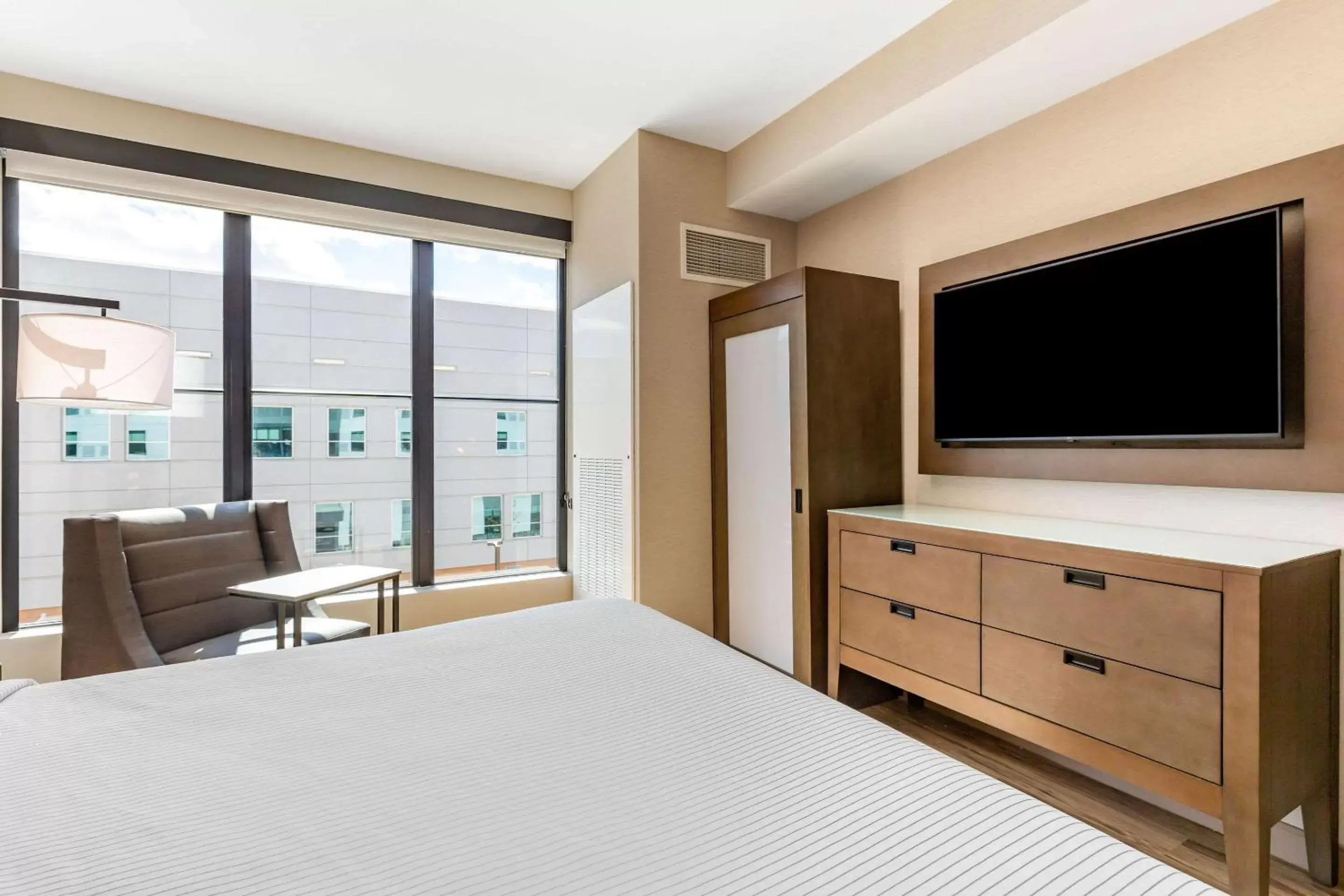 Bedroom, TV/Entertainment Center in Cambria Hotel New Haven University Area