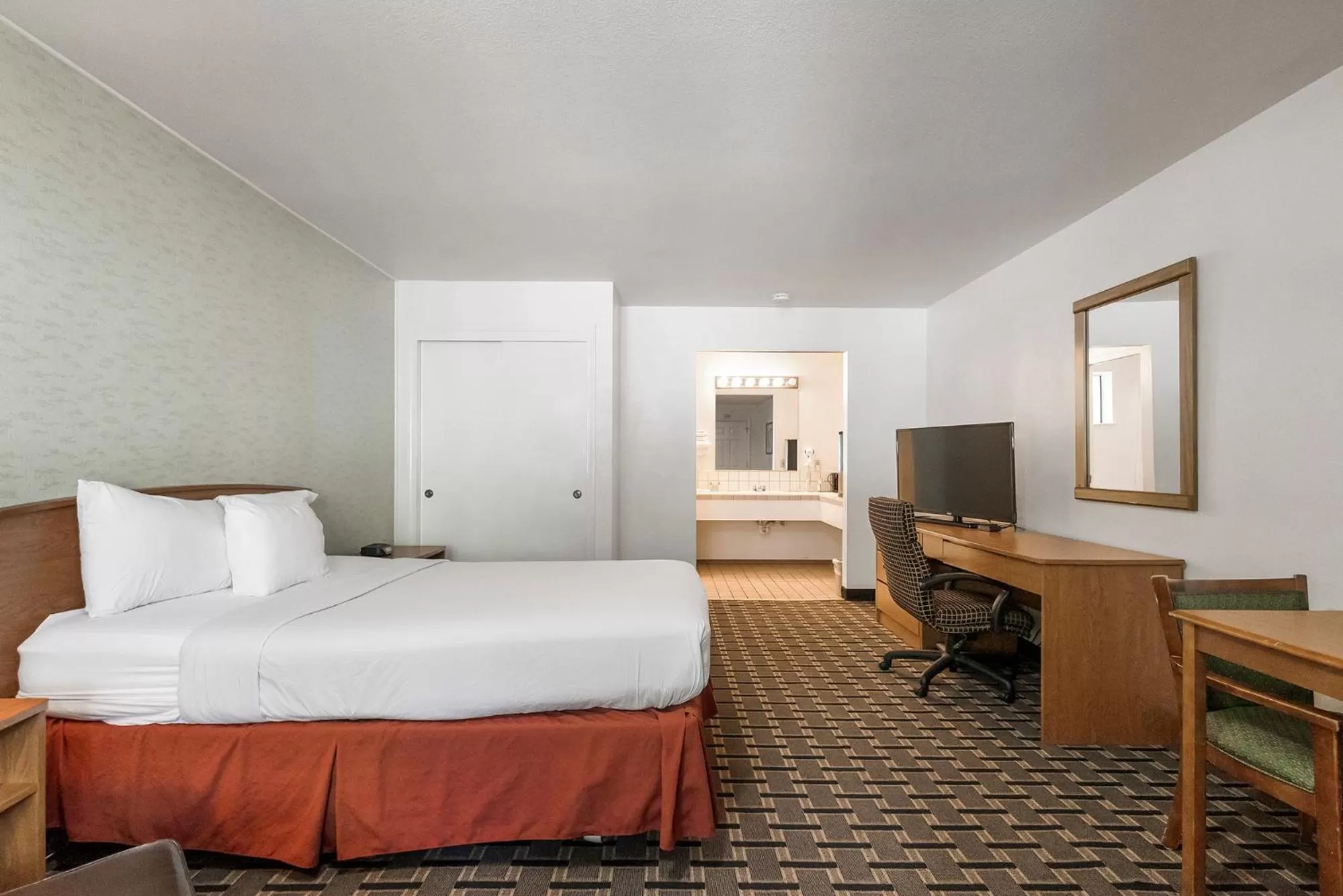 Photo of the whole room, Bed in Northern Queen Inn