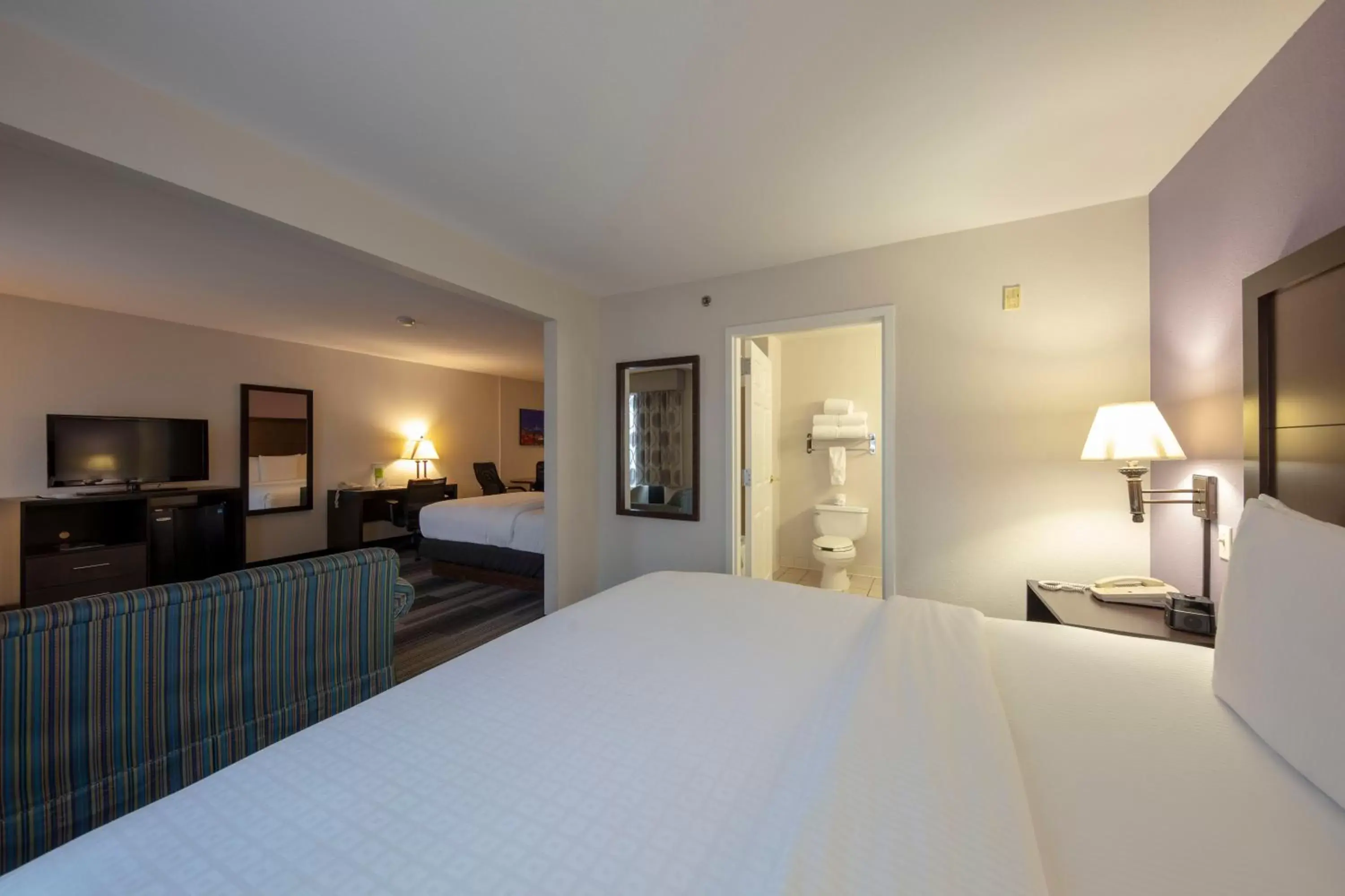 Photo of the whole room, Bed in La Quinta by Wyndham Springfield Airport Plaza