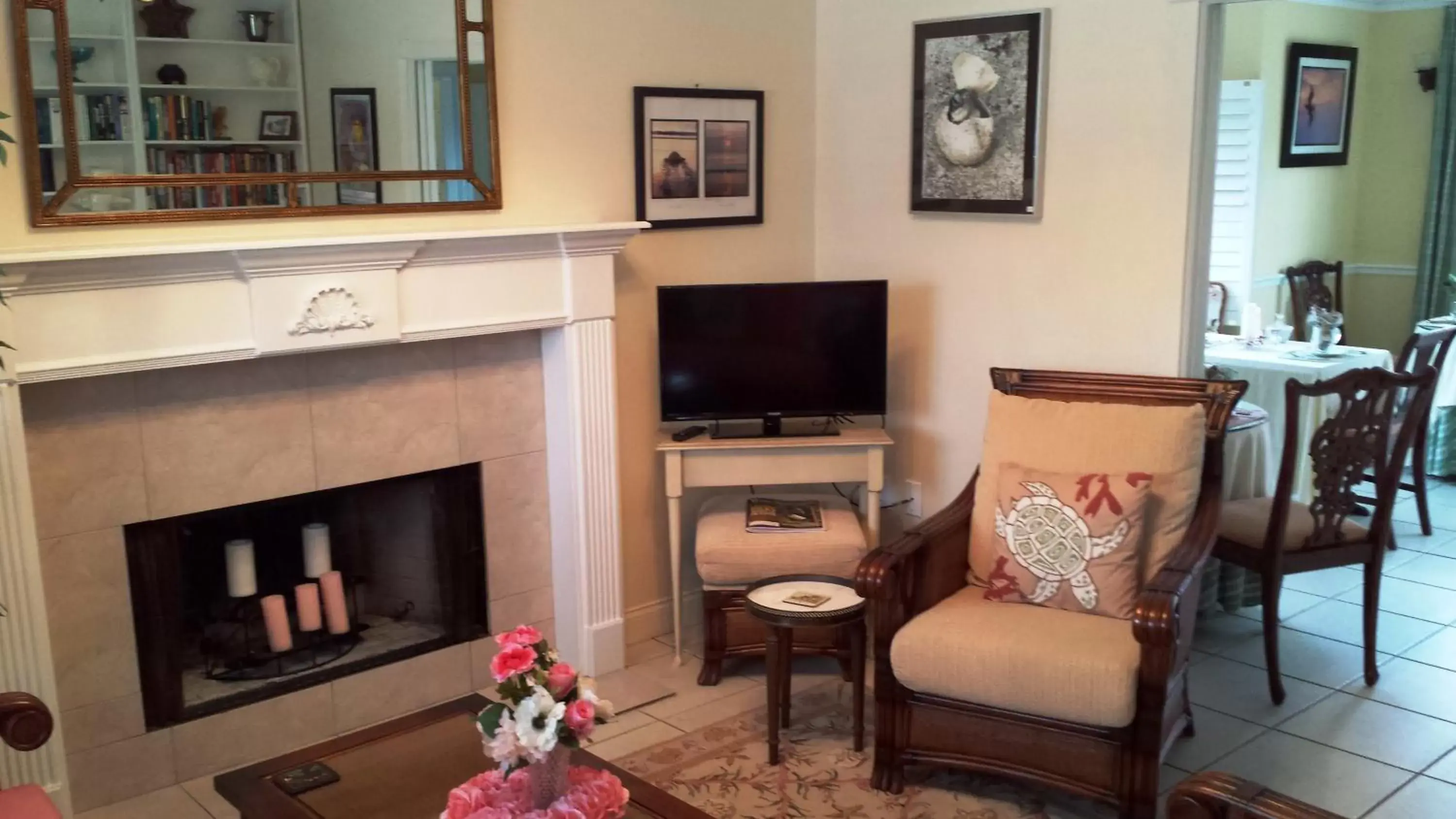 Living room, TV/Entertainment Center in Windemere Inn by the Sea
