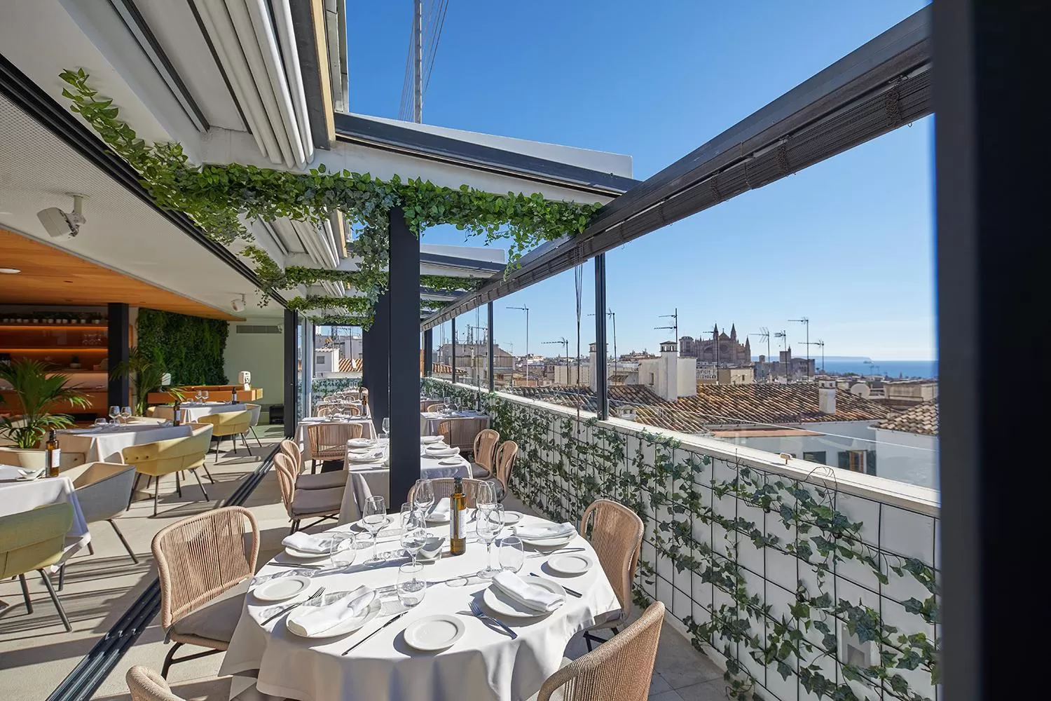 Restaurant/places to eat in Nakar Hotel