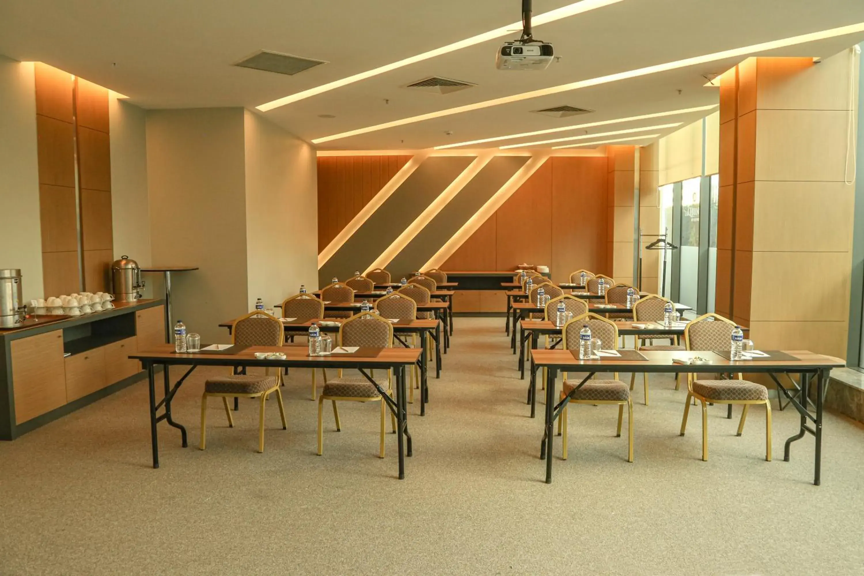 Meeting/conference room, Restaurant/Places to Eat in La Quinta by Wyndham Istanbul Gunesli