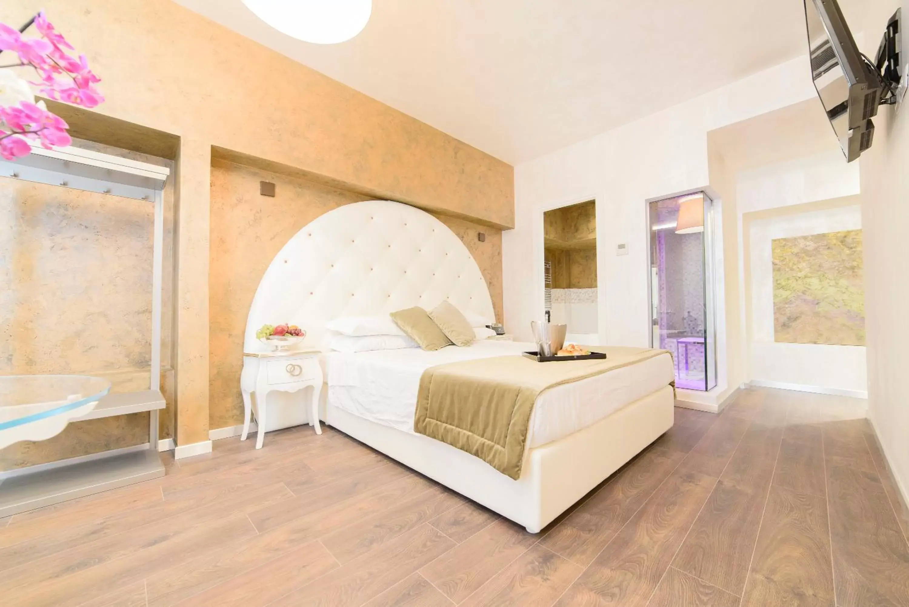 Shower, Bed in Hotel Vespasiano