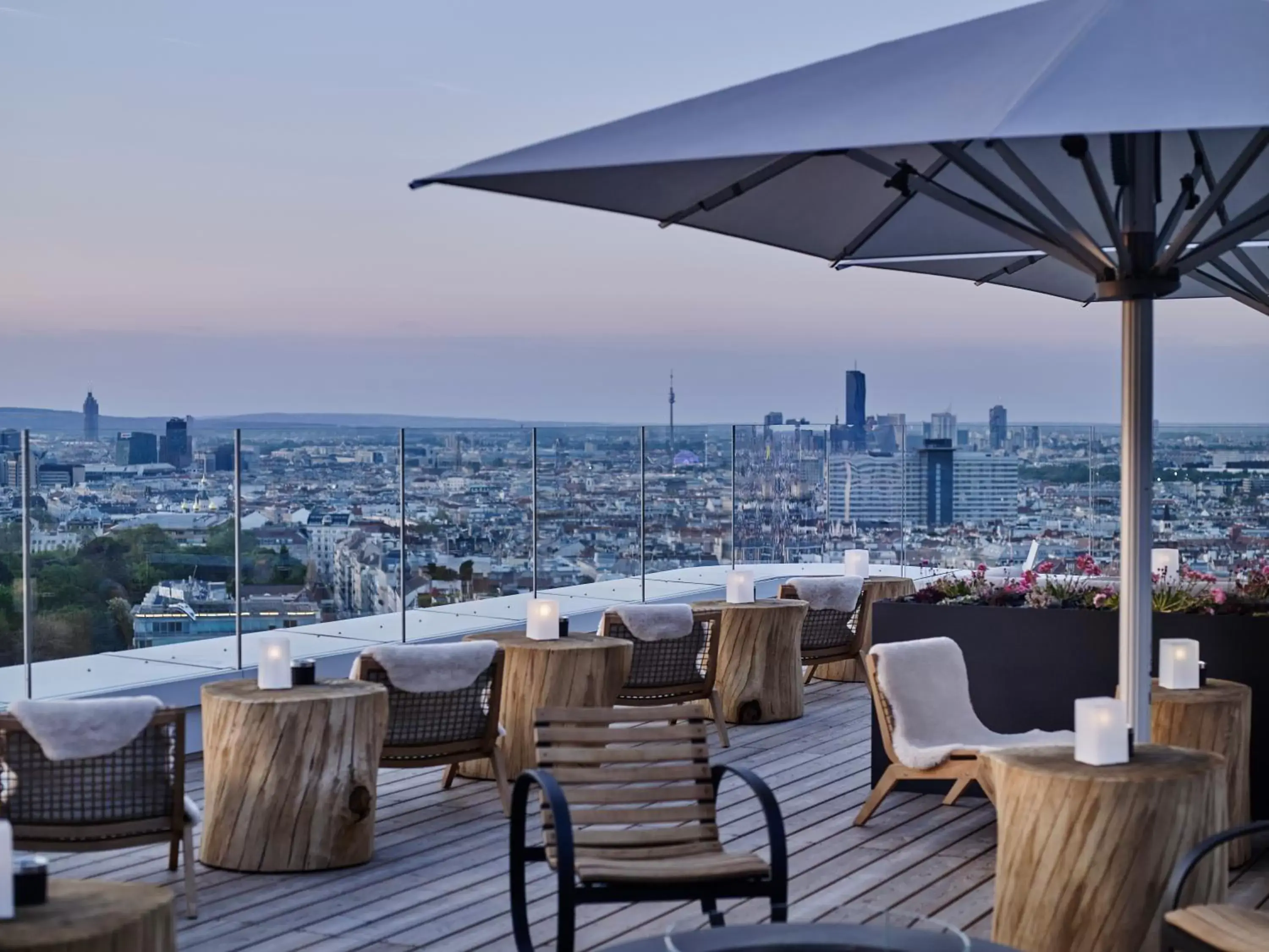 Lounge or bar in Andaz Vienna Am Belvedere - a concept by Hyatt