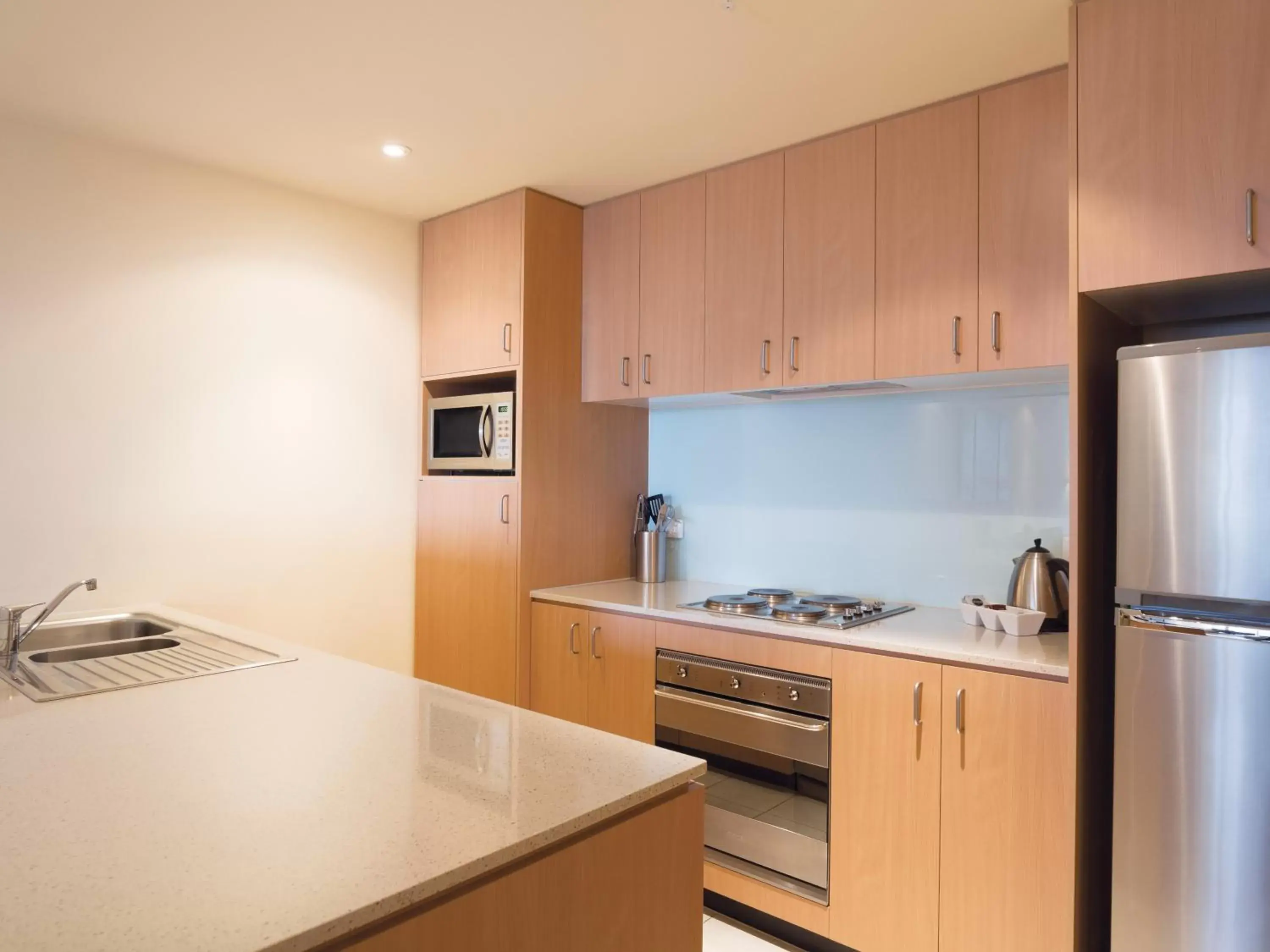 Kitchen or kitchenette, Kitchen/Kitchenette in Oaks Melbourne on Lonsdale Suites