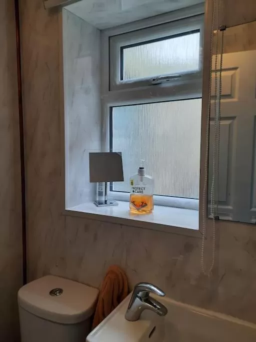 Bathroom in Private rooms with breakfast in Bishop Auckland