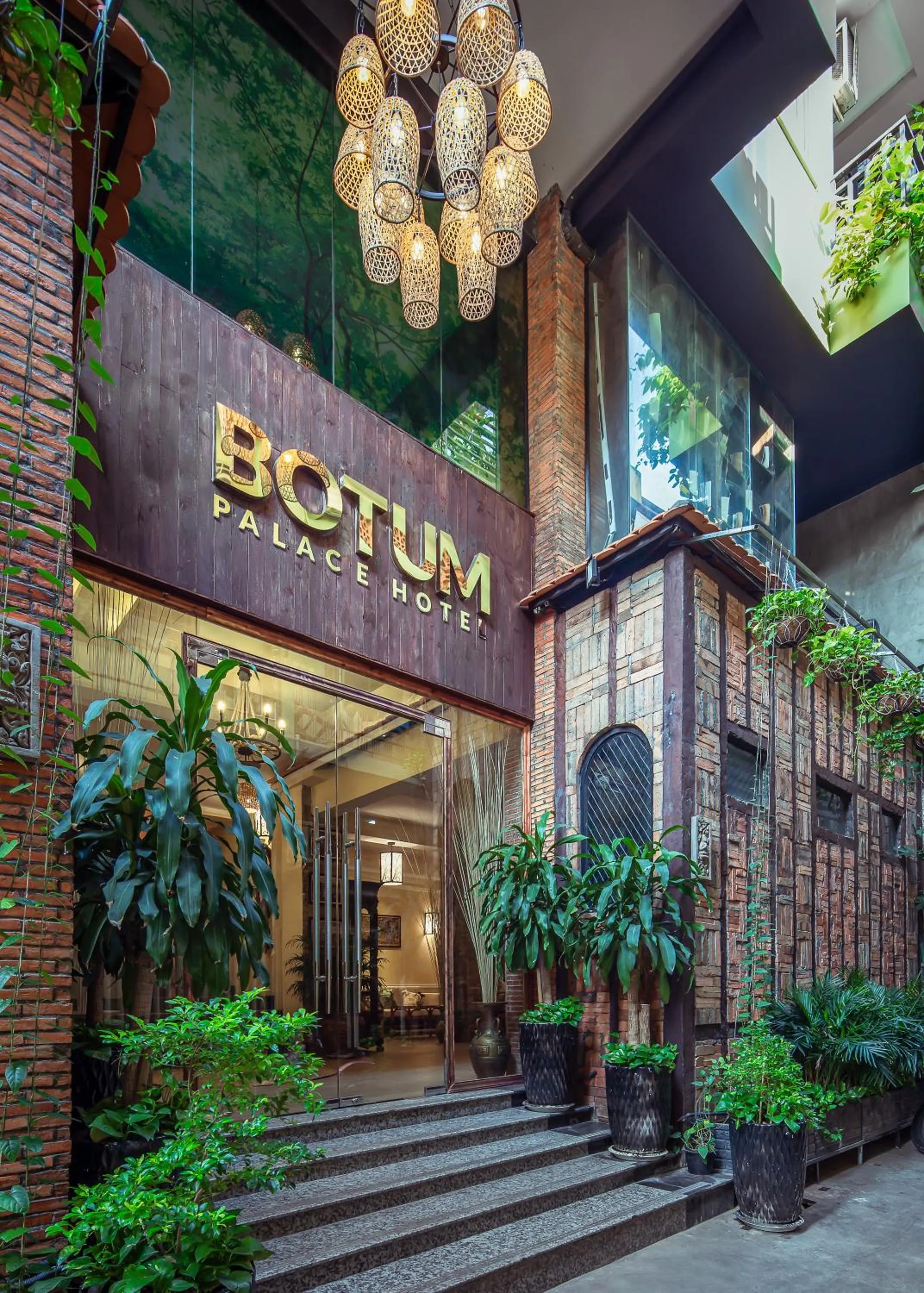 Facade/entrance in Botum Palace Hotel